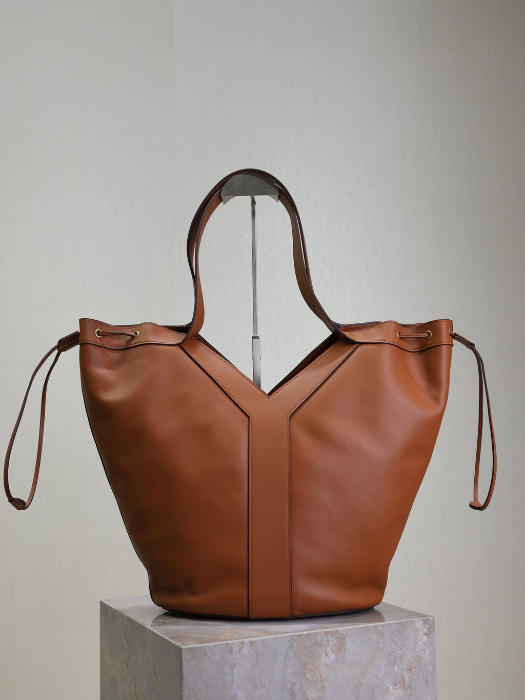 SAINT LAURENT YSL 25S Y LARGE HOBO 50 IN CARAMEL CALFSKIN GOLD HARDWRE