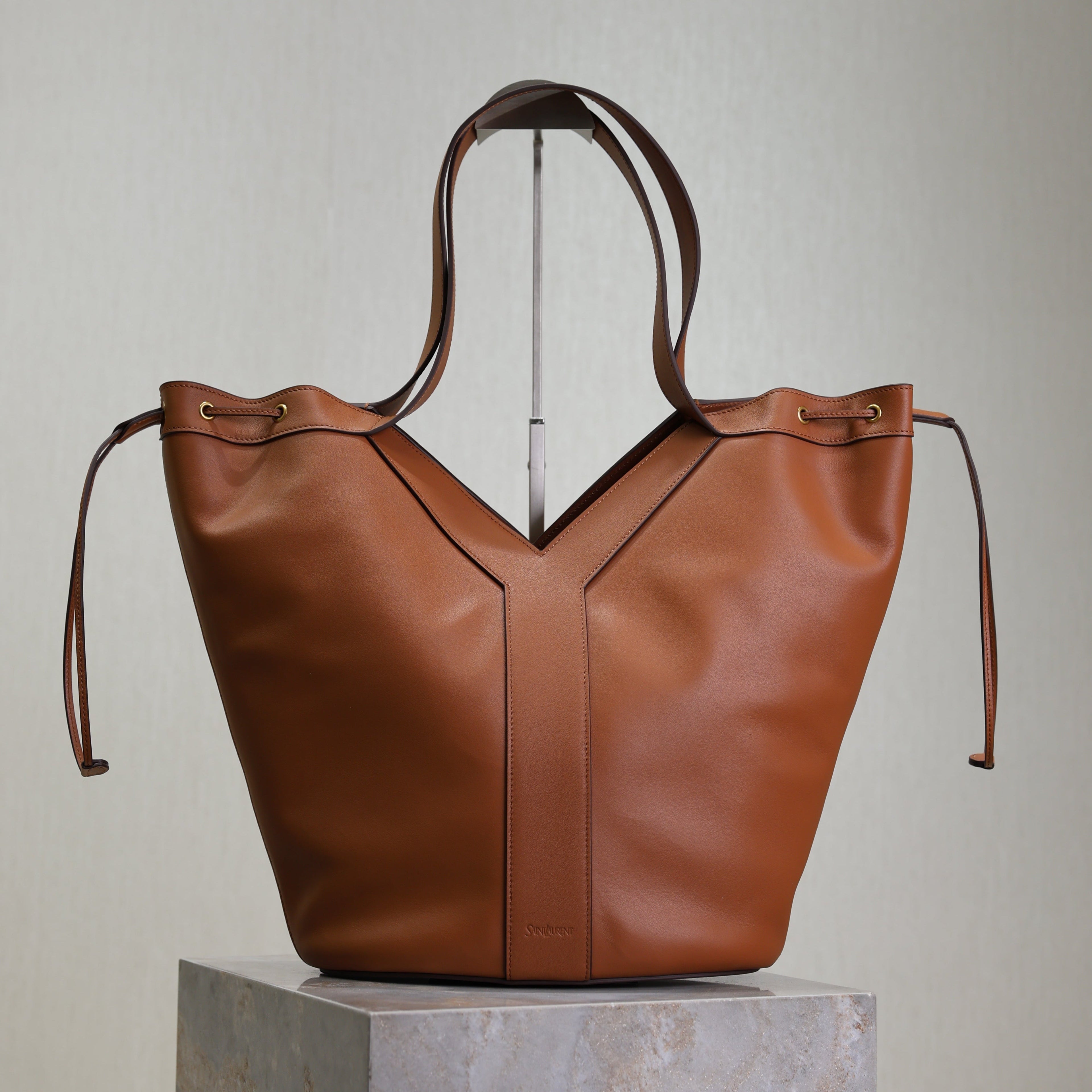 SAINT LAURENT YSL 25S Y LARGE HOBO 50 IN CARAMEL CALFSKIN GOLD HARDWARE