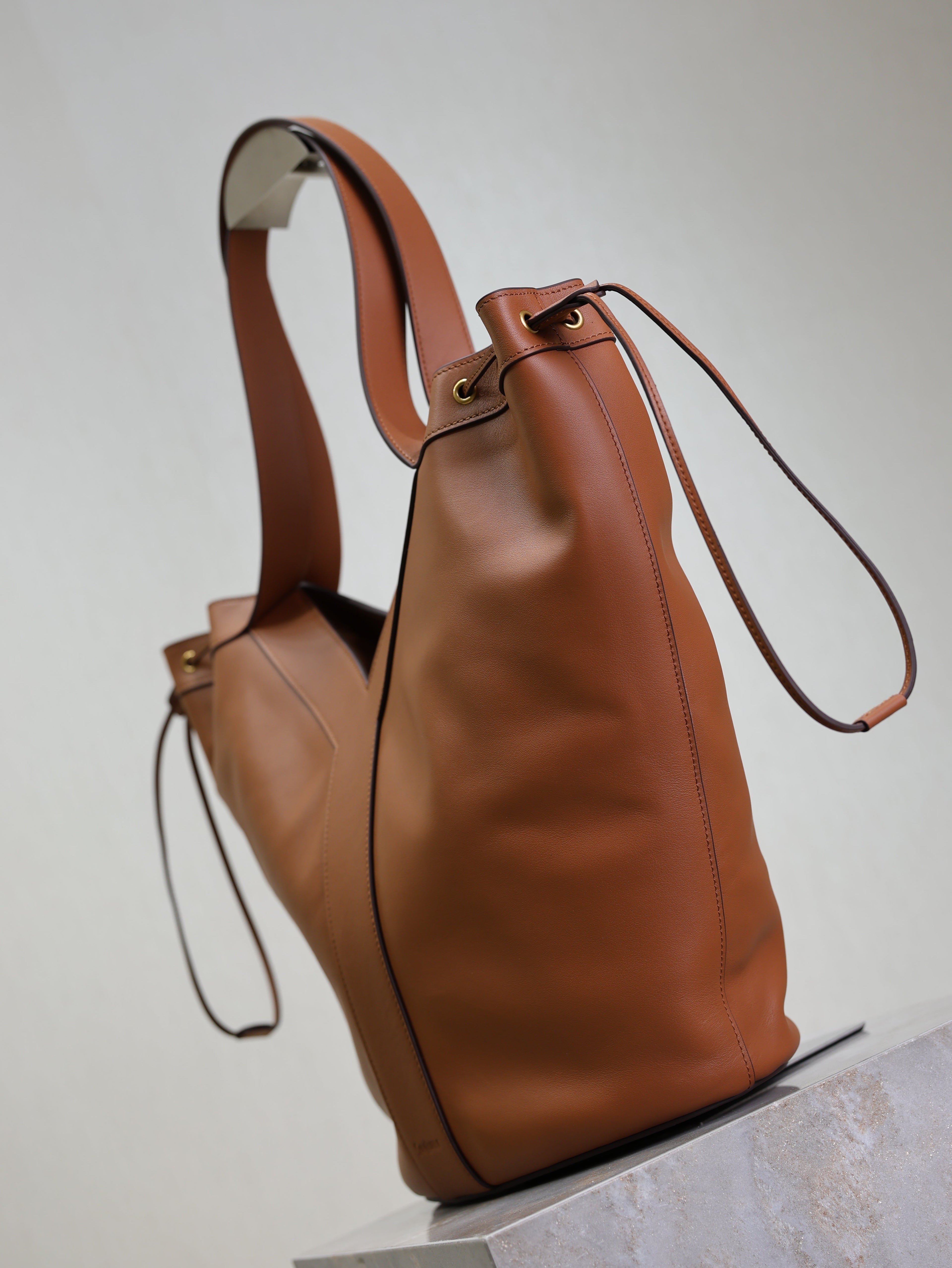 SAINT LAURENT YSL 25S Y LARGE HOBO 50 IN CARAMEL CALFSKIN GOLD HARDWARE