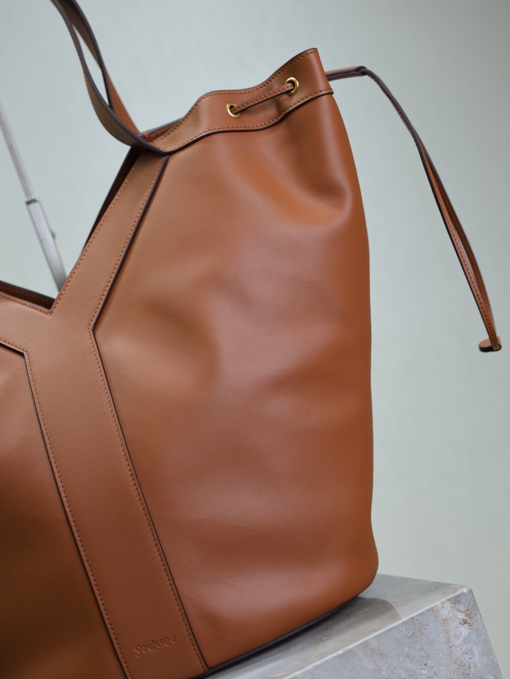 SAINT LAURENT YSL 25S Y LARGE HOBO 50 IN CARAMEL CALFSKIN GOLD HARDWRE
