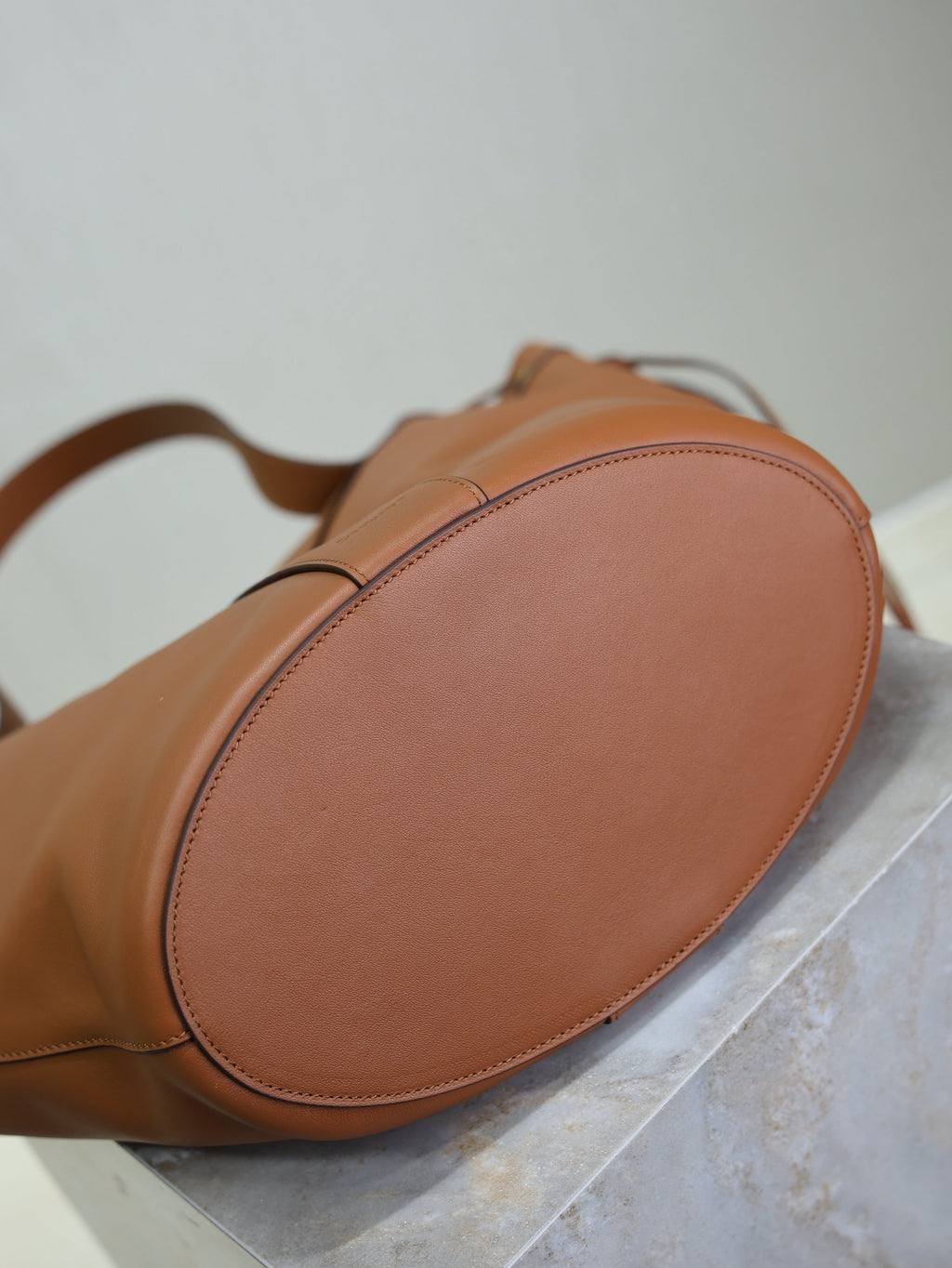 SAINT LAURENT YSL 25S Y LARGE HOBO 50 IN CARAMEL CALFSKIN GOLD HARDWARE