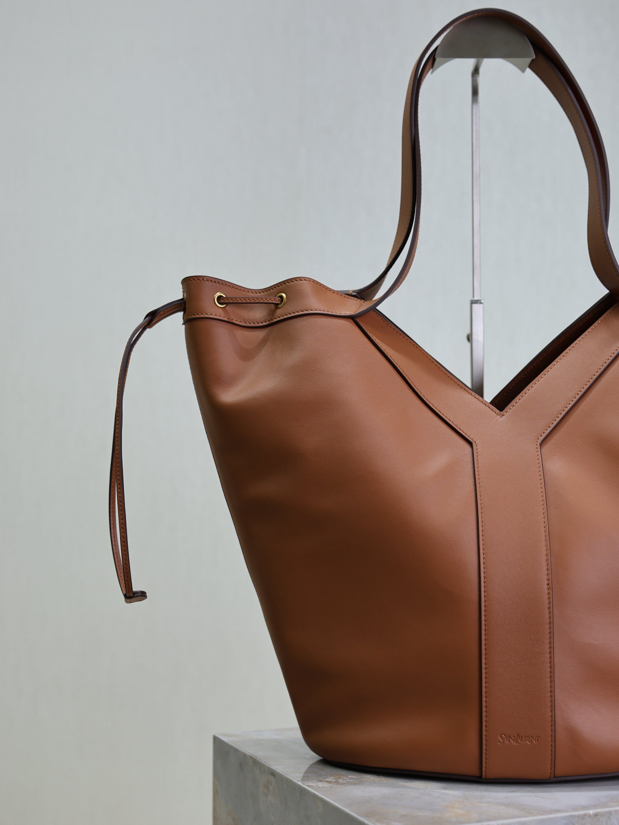 SAINT LAURENT YSL 25S Y LARGE HOBO 50 IN CARAMEL CALFSKIN GOLD HARDWRE