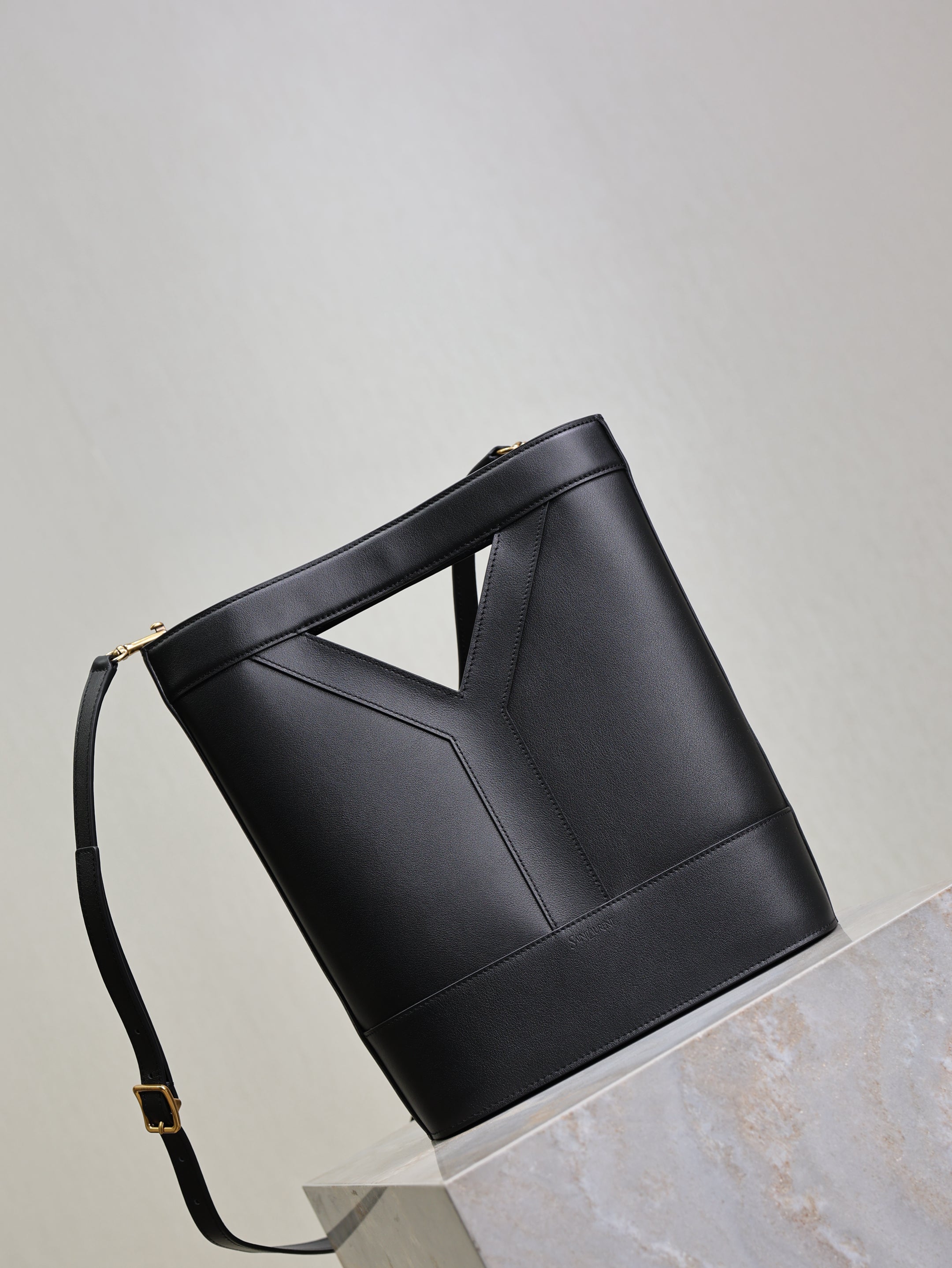 SAINT LAURENT YSL 25S Y SMALL BUCKET 29 IN BLACK CALFSKIN GOLD HARDWARE