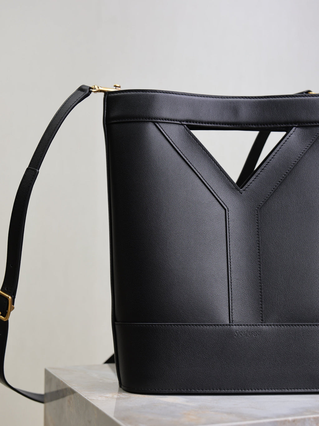 SAINT LAURENT YSL 25S Y SMALL BUCKET 29 IN BLACK CALFSKIN GOLD HARDWRE