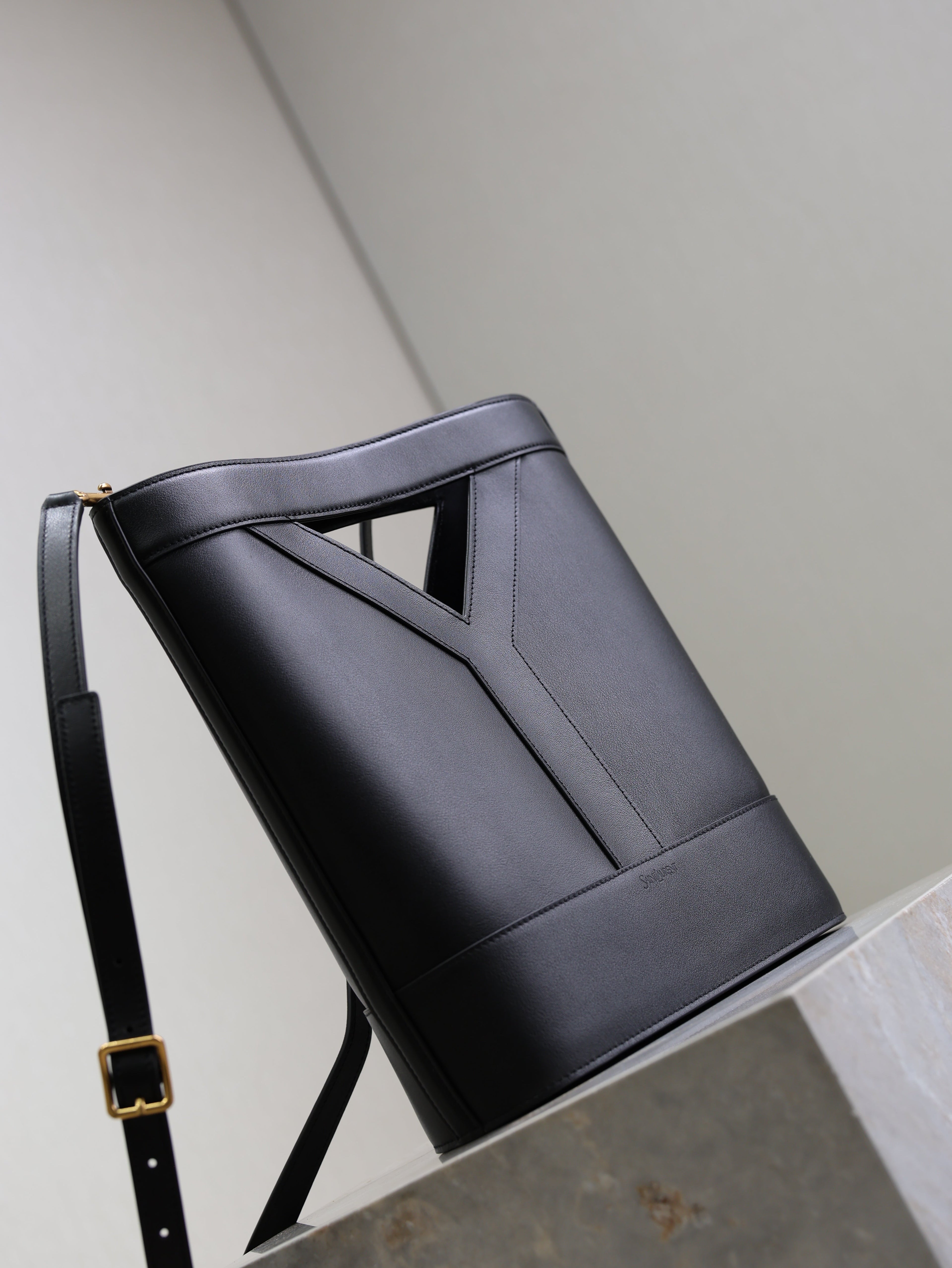 SAINT LAURENT YSL 25S Y SMALL BUCKET 29 IN BLACK CALFSKIN GOLD HARDWRE