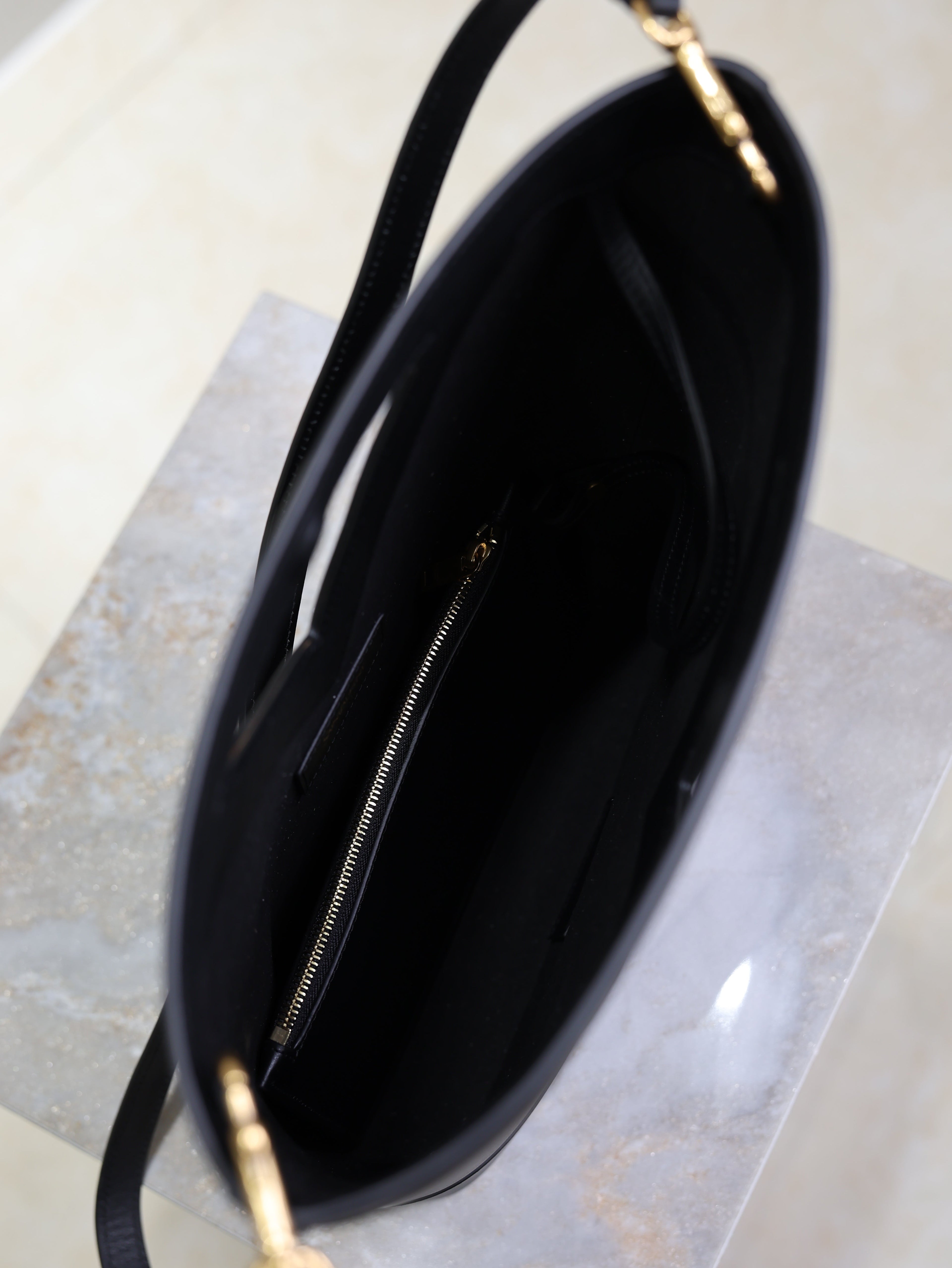 SAINT LAURENT YSL 25S Y SMALL BUCKET 29 IN BLACK CALFSKIN GOLD HARDWARE