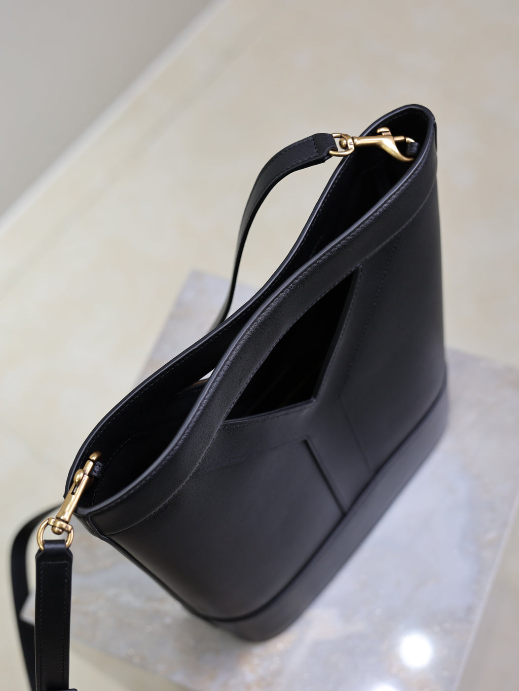 SAINT LAURENT YSL 25S Y SMALL BUCKET 29 IN BLACK CALFSKIN GOLD HARDWARE