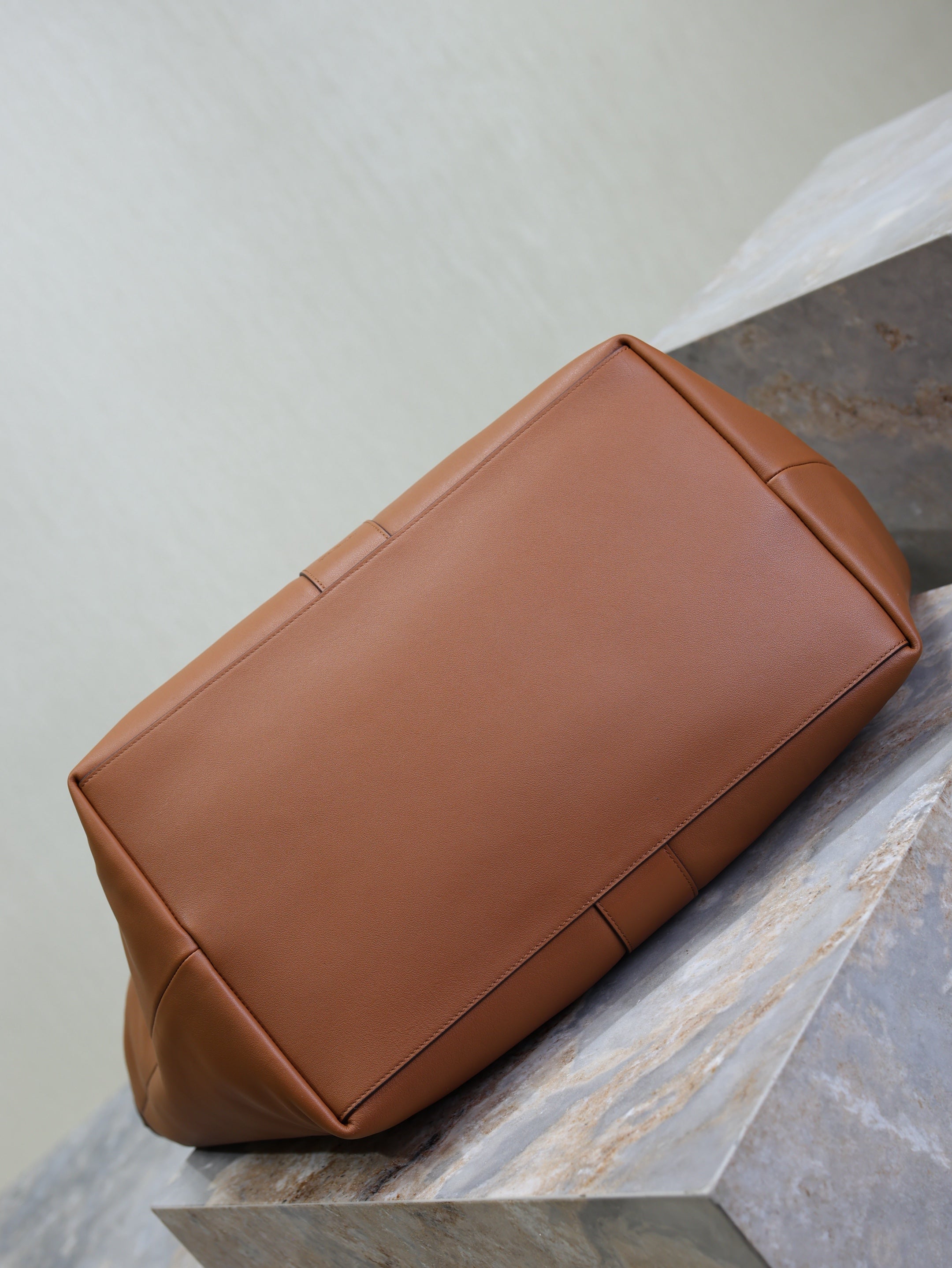 SAINT LAURENT YSL 25S Y TOTE 50 IN CARAMEL CALFSKIN GOLD HARDWARE