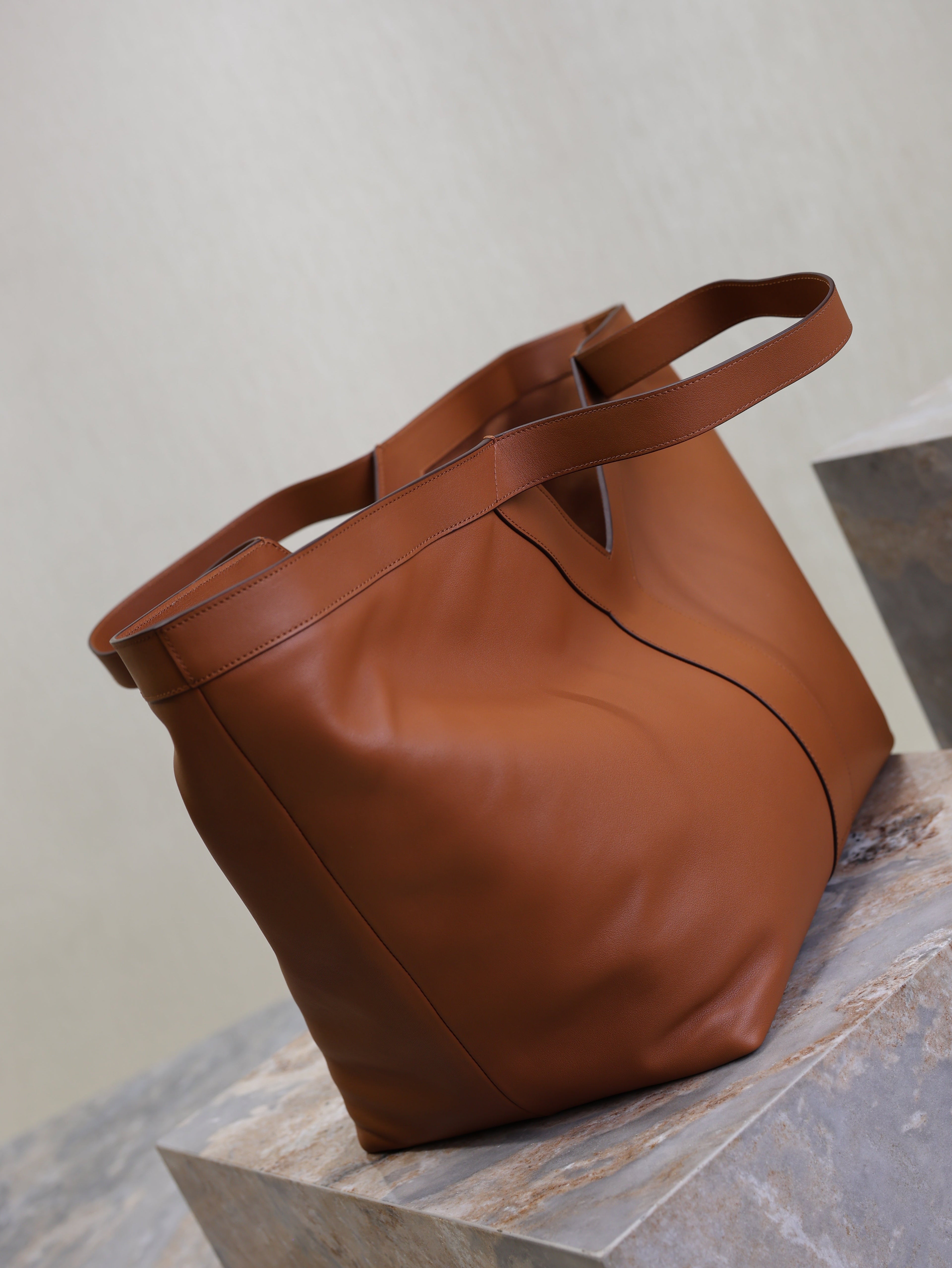 SAINT LAURENT YSL 25S Y TOTE 50 IN CARAMEL CALFSKIN GOLD HARDWARE