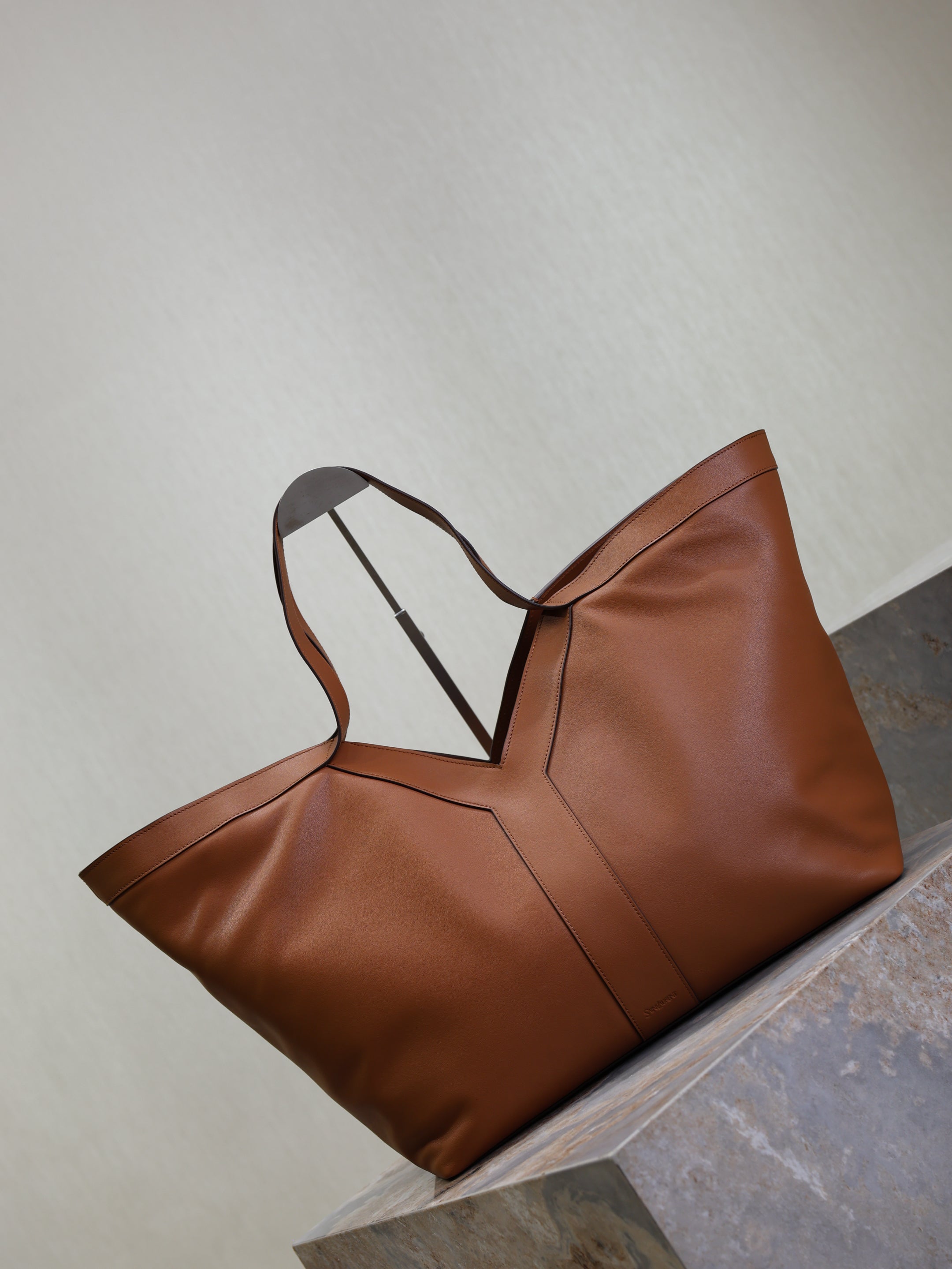 SAINT LAURENT YSL 25S Y TOTE 50 IN CARAMEL CALFSKIN GOLD HARDWARE
