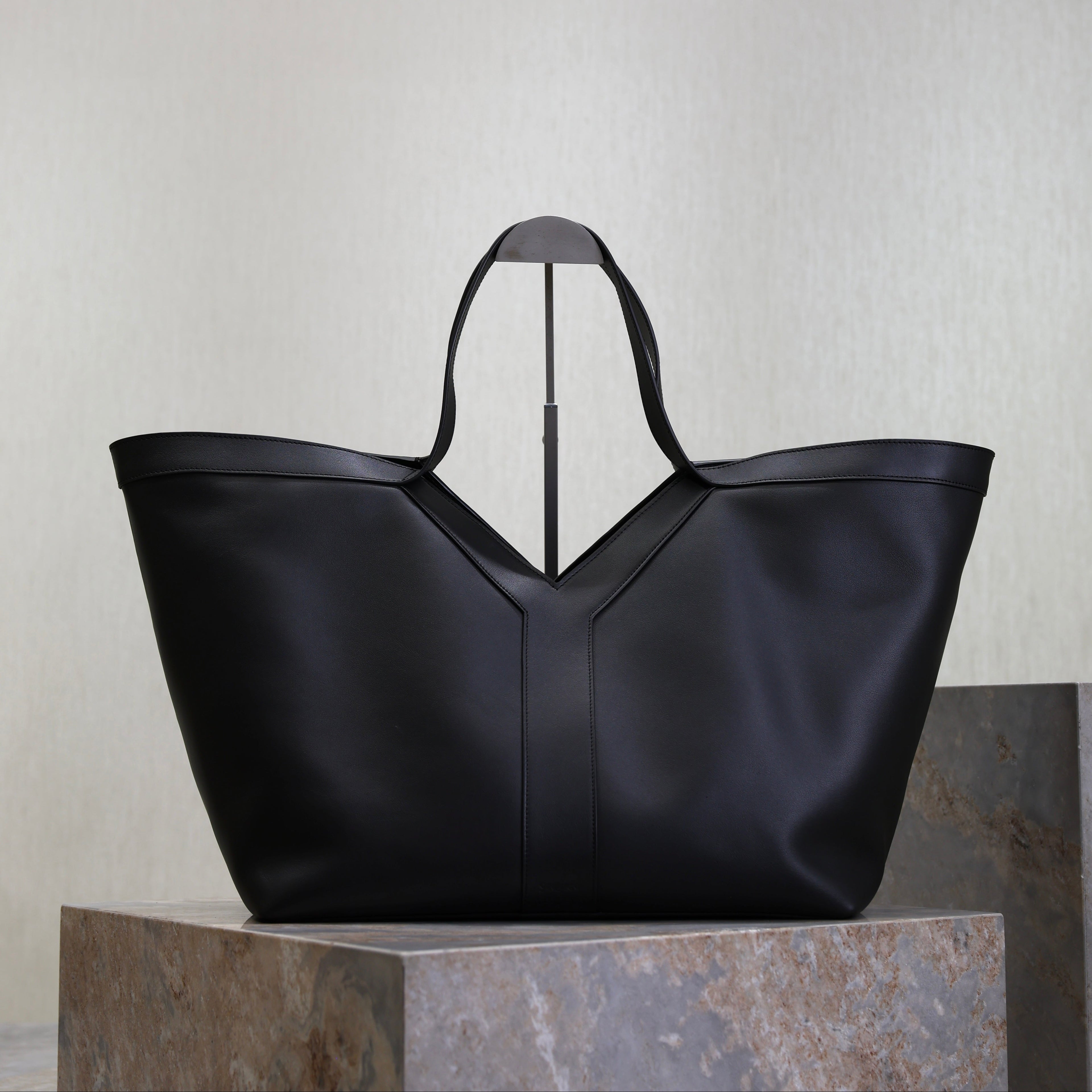 SAINT LAURENT YSL 25S Y TOTE 50 IN BLACK CALFSKIN GOLD HARDWARE