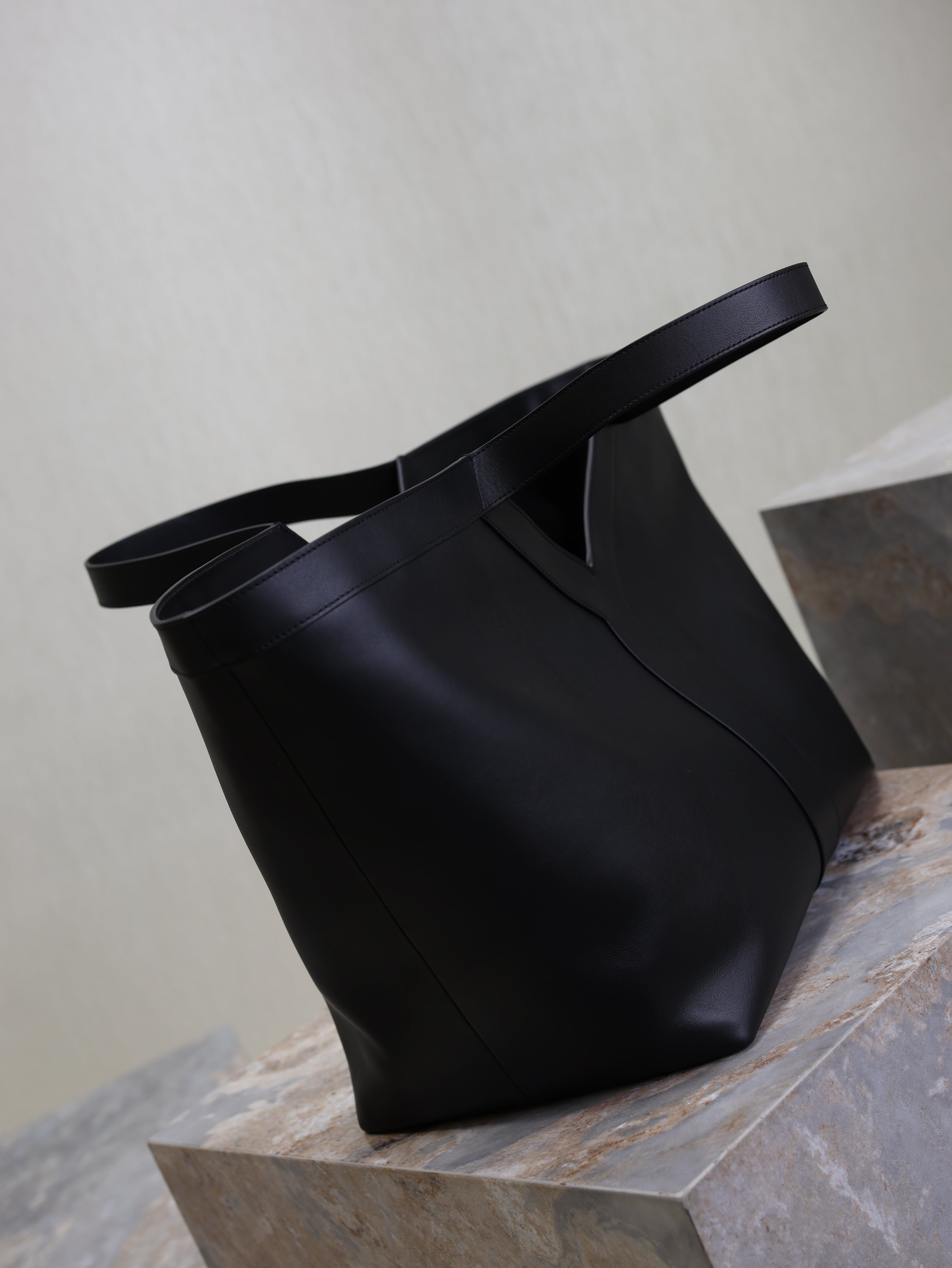 SAINT LAURENT YSL 25S Y TOTE 50 IN BLACK CALFSKIN GOLD HARDWRE