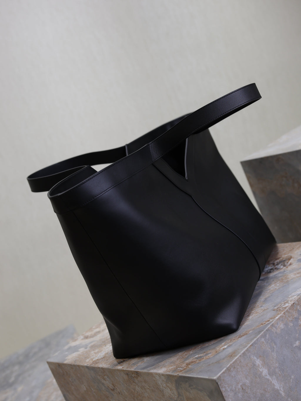 SAINT LAURENT YSL 25S Y TOTE 50 IN BLACK CALFSKIN GOLD HARDWARE