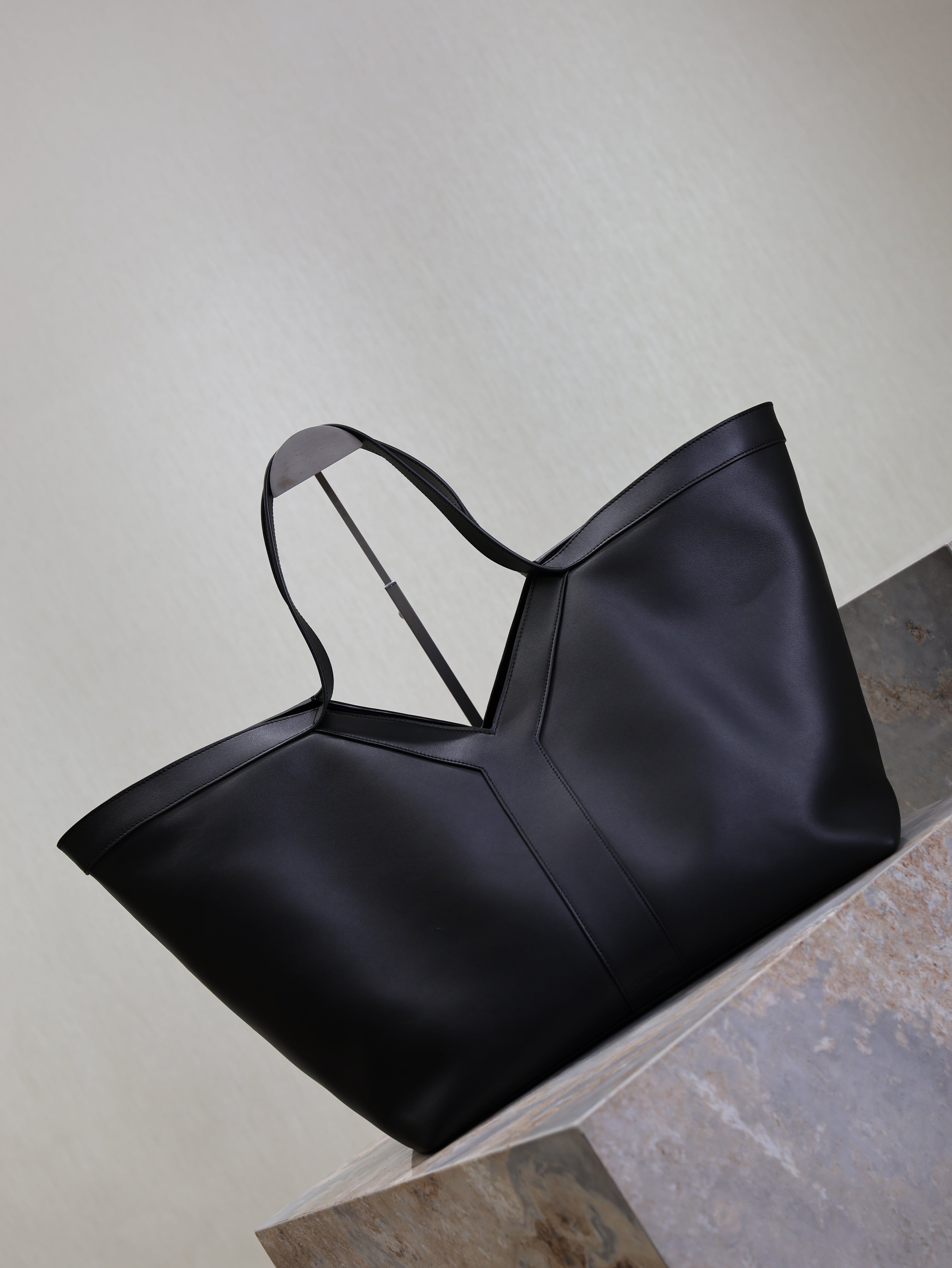 SAINT LAURENT YSL 25S Y TOTE 50 IN BLACK CALFSKIN GOLD HARDWRE