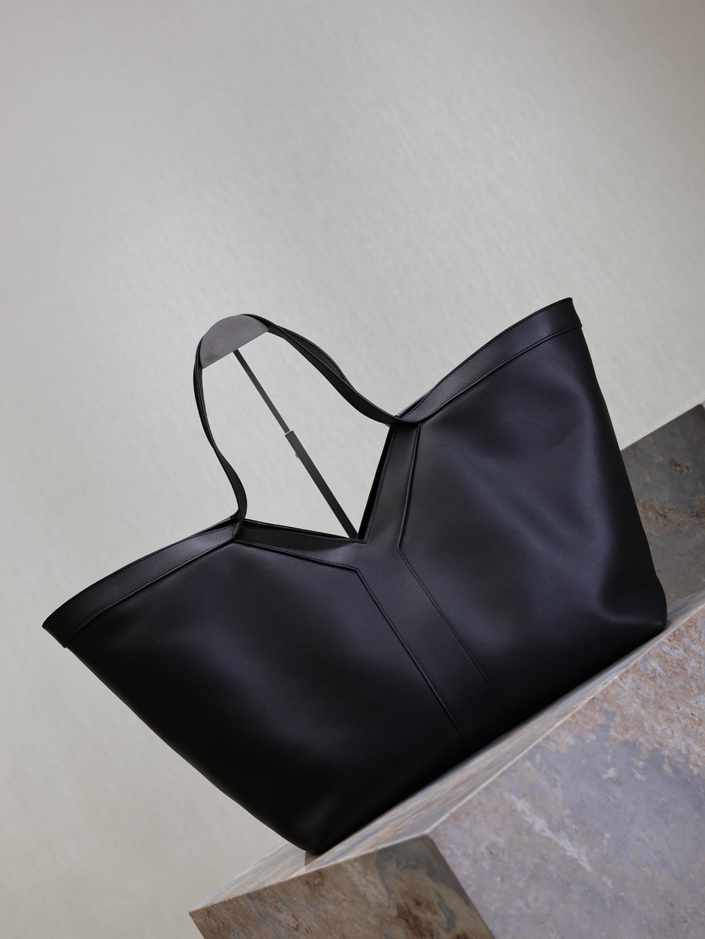 SAINT LAURENT YSL 25S Y TOTE 50 IN BLACK CALFSKIN GOLD HARDWARE