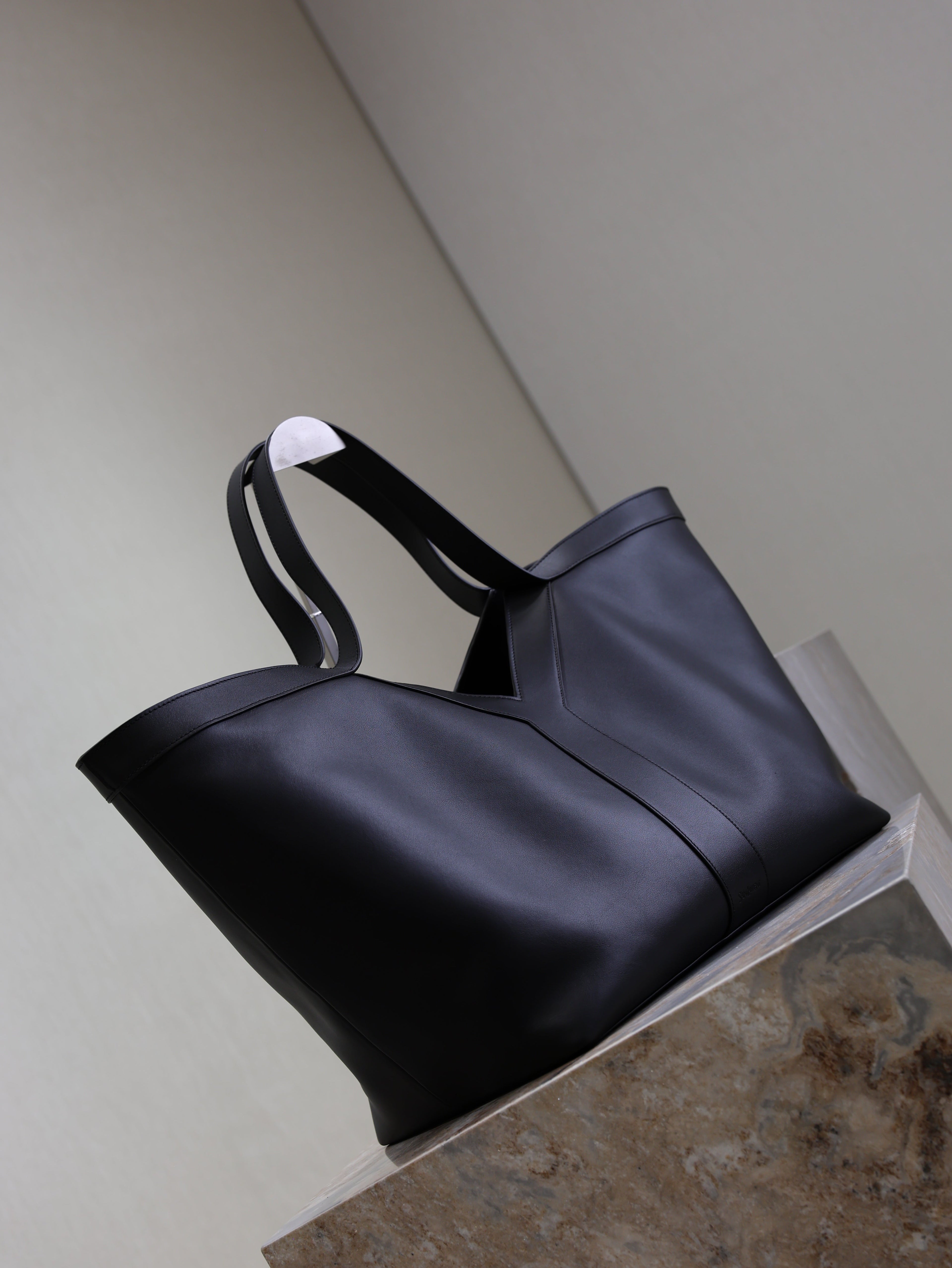 SAINT LAURENT YSL 25S Y TOTE 50 IN BLACK CALFSKIN GOLD HARDWARE