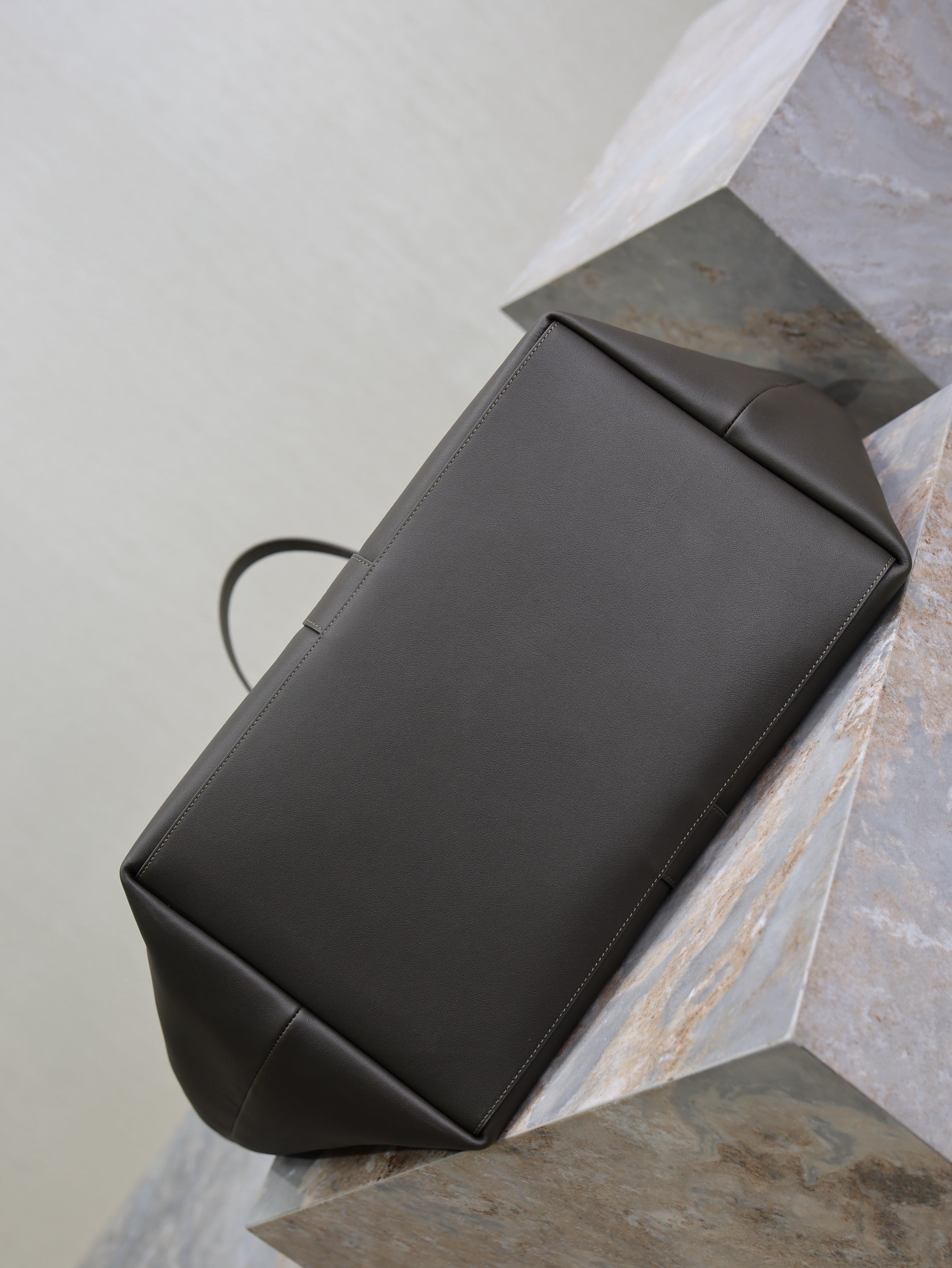 SAINT LAURENT YSL 25S Y MAXI TOTE 50 IN MUTED CHARCOAL CALFSKIN GOLD HARDWARE