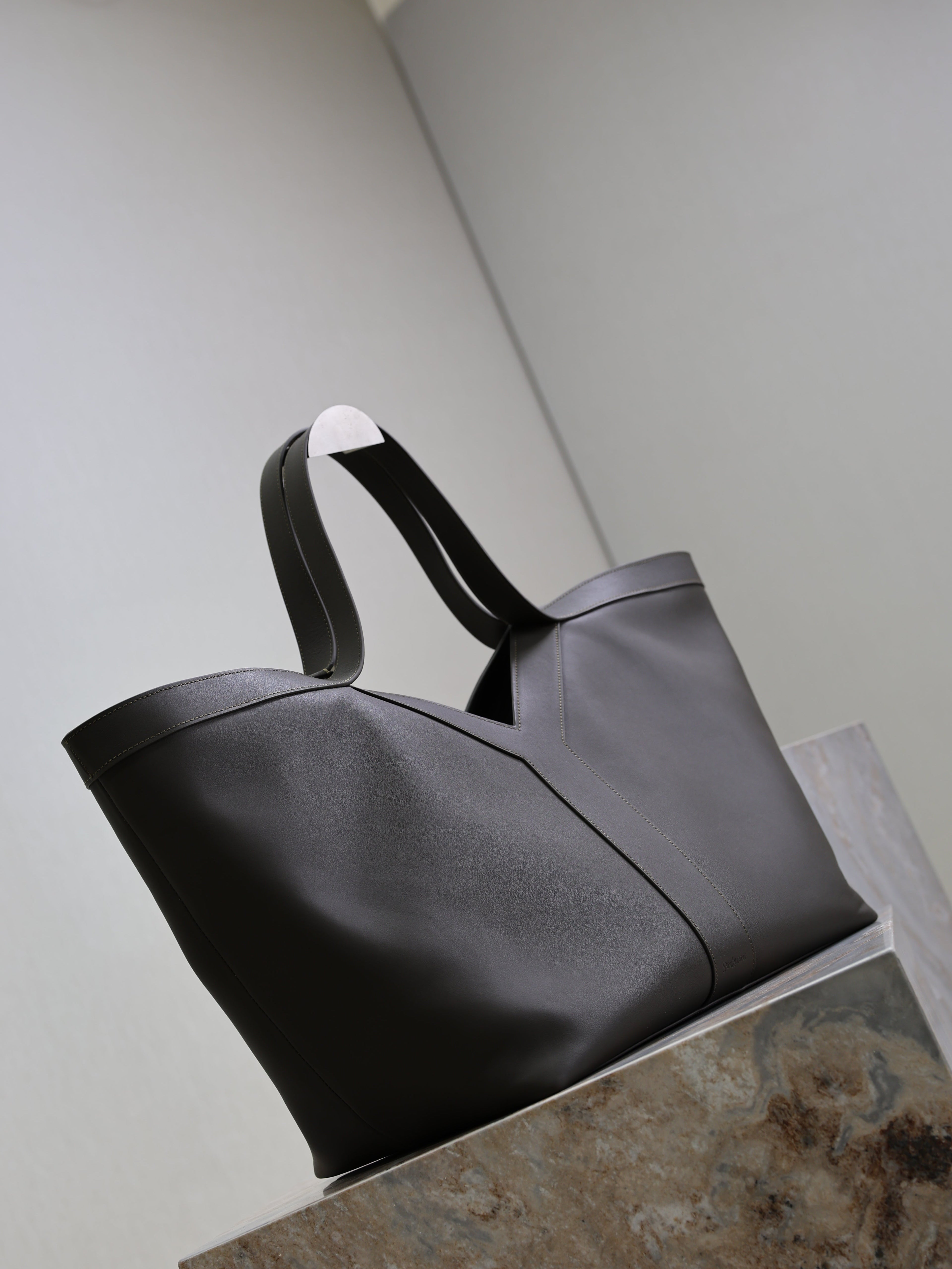 SAINT LAURENT YSL 25S Y MAXI TOTE 50 IN MUTED CHARCOAL CALFSKIN GOLD HARDWARE