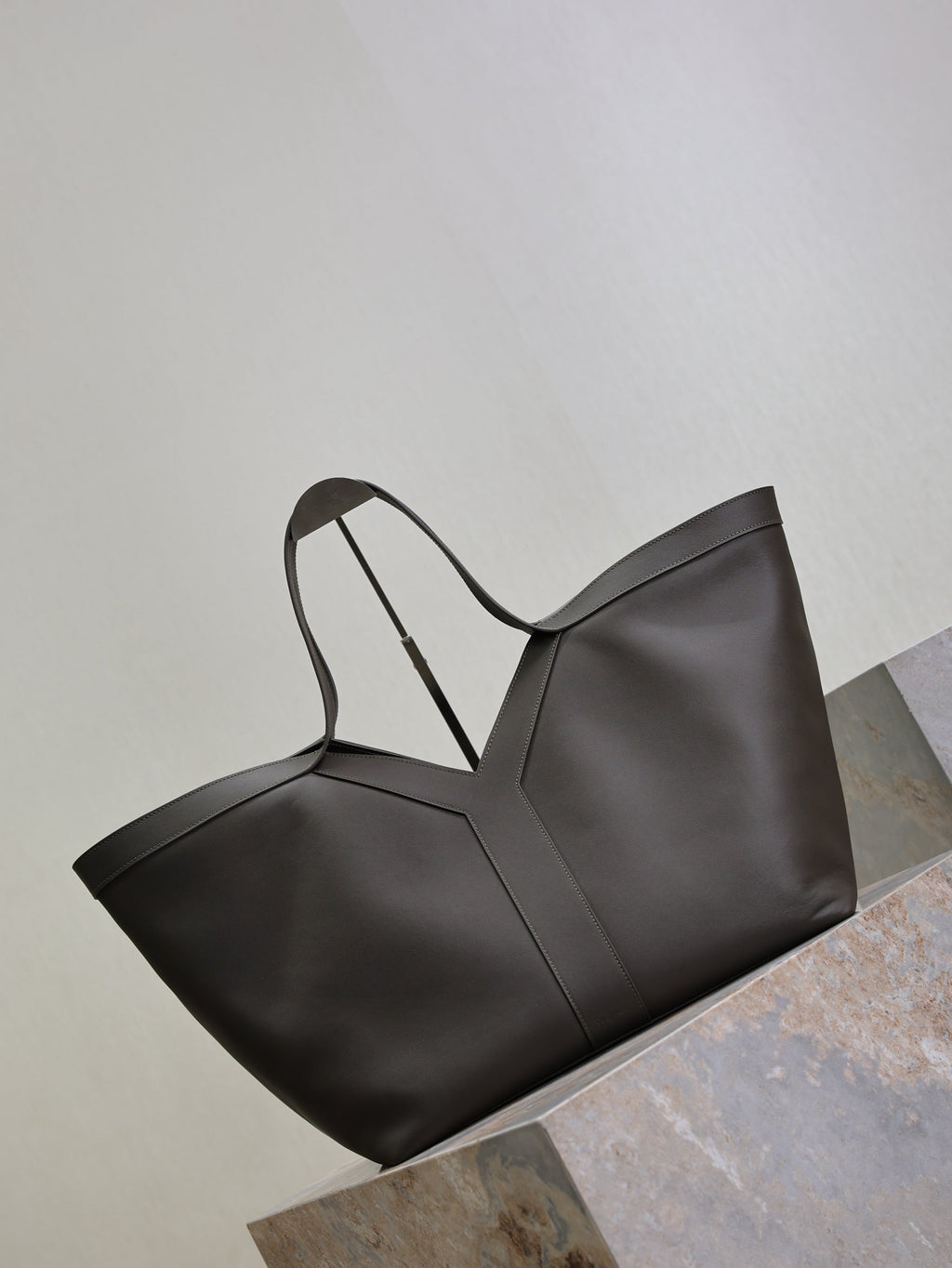 SAINT LAURENT YSL 25S Y MAXI TOTE 50 IN MUTED CHARCOAL CALFSKIN GOLD HARDWRE
