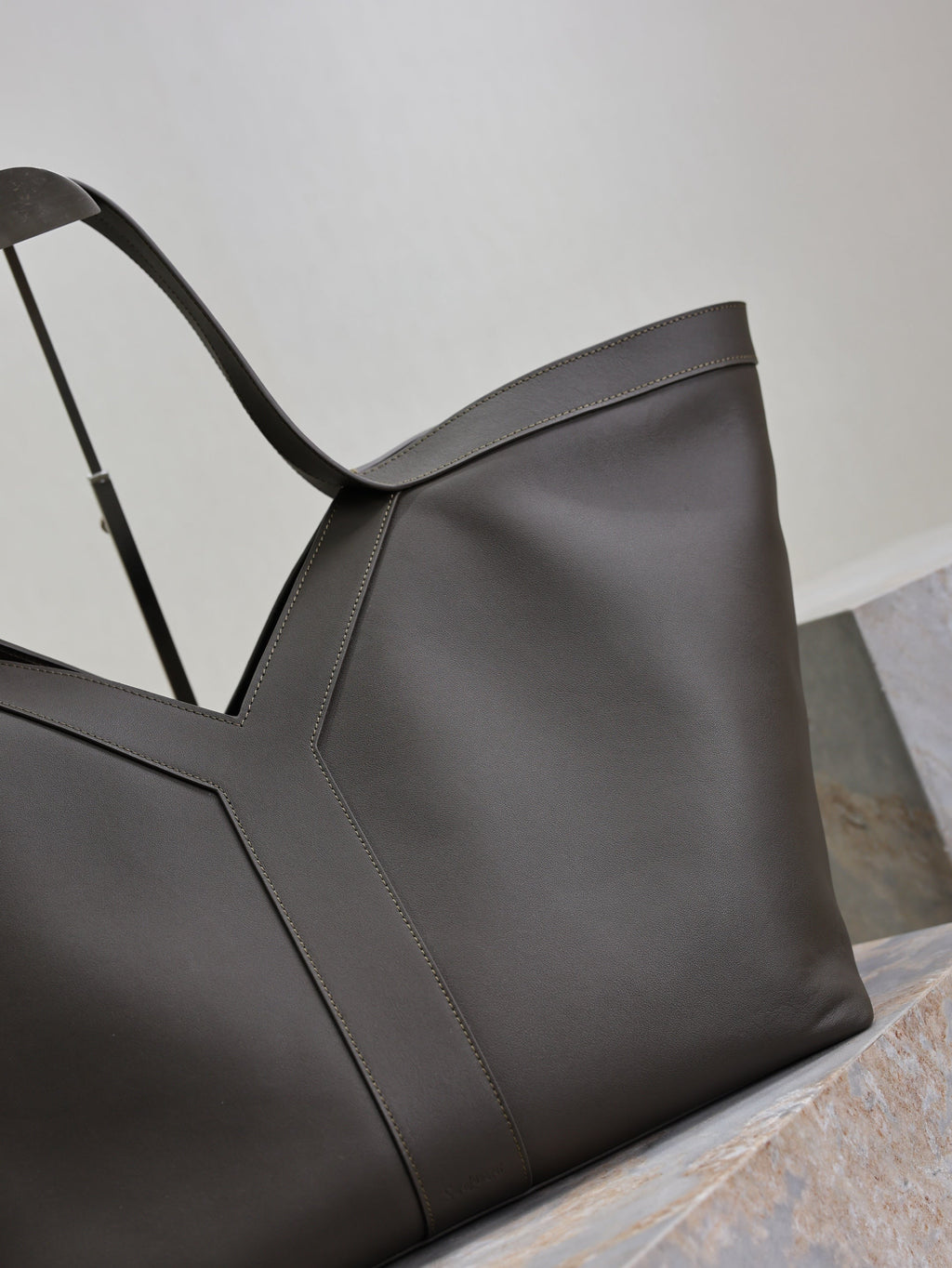SAINT LAURENT YSL 25S Y MAXI TOTE 50 IN MUTED CHARCOAL CALFSKIN GOLD HARDWARE