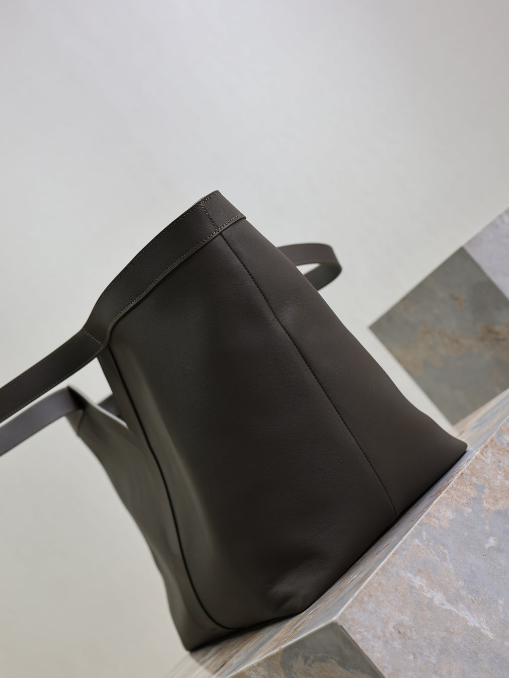 SAINT LAURENT YSL 25S Y MAXI TOTE 50 IN MUTED CHARCOAL CALFSKIN GOLD HARDWARE