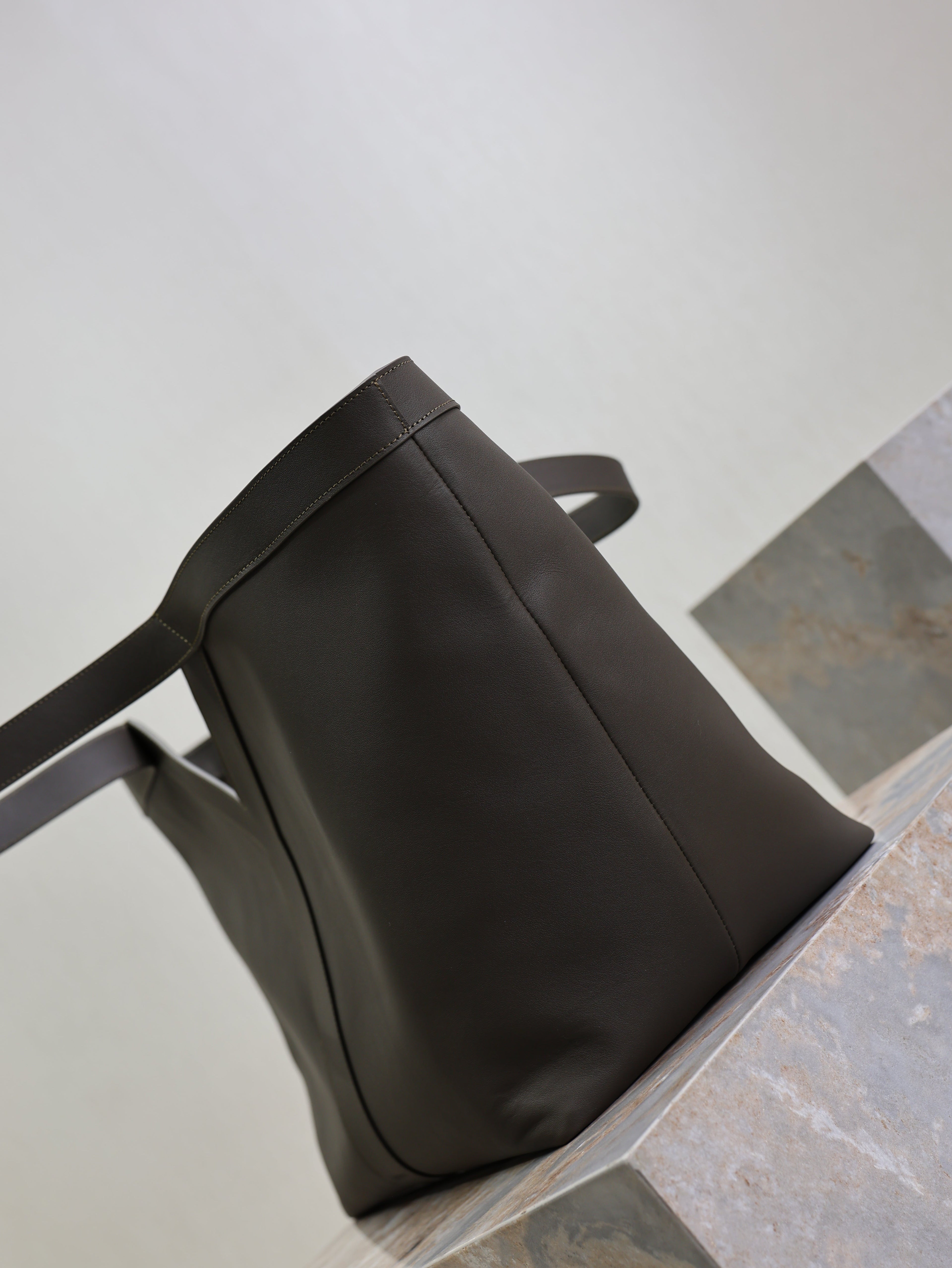 SAINT LAURENT YSL 25S Y MAXI TOTE 50 IN MUTED CHARCOAL CALFSKIN GOLD HARDWARE