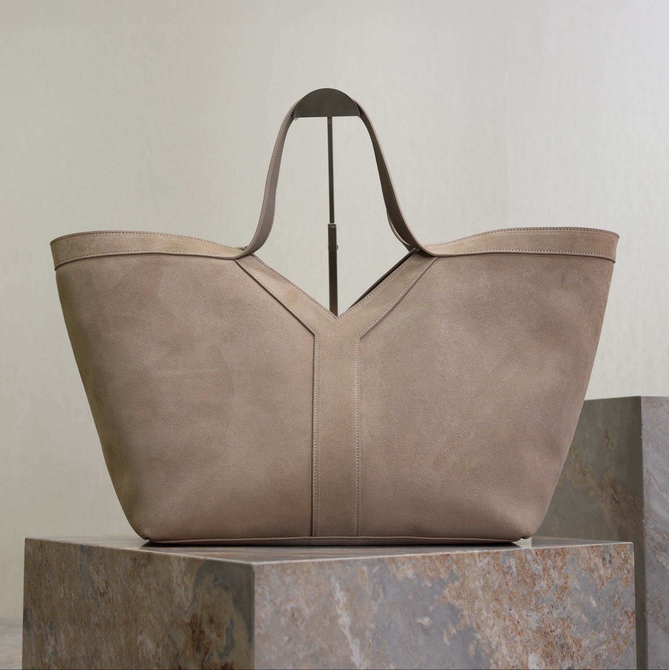 SAINT LAURENT YSL 25S Y MAXI TOTE 50 IN DRY GRAIN SUEDE GOLD HARDWRE