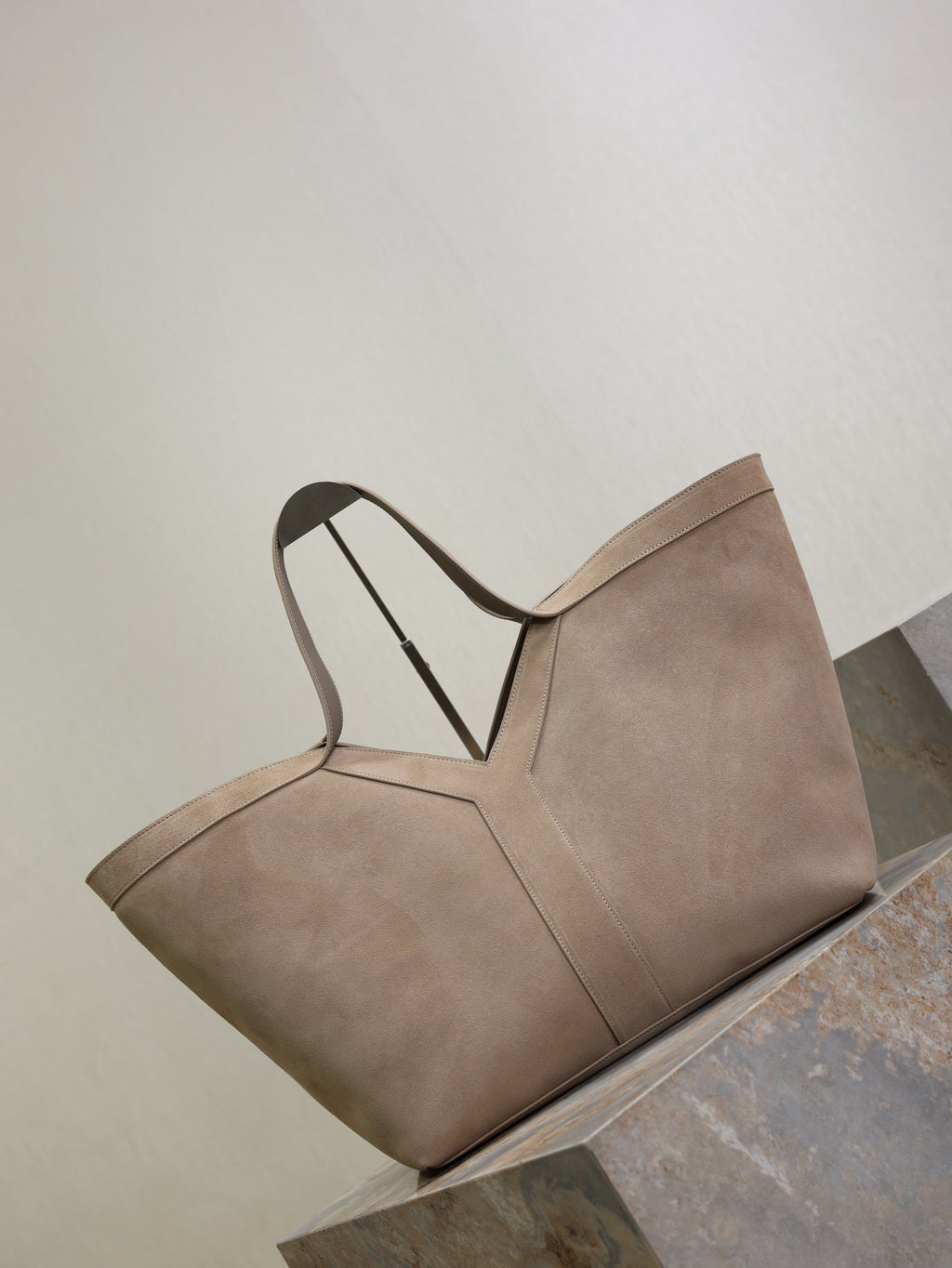 SAINT LAURENT YSL 25S Y MAXI TOTE 50 IN DRY GRAIN SUEDE GOLD HARDWRE