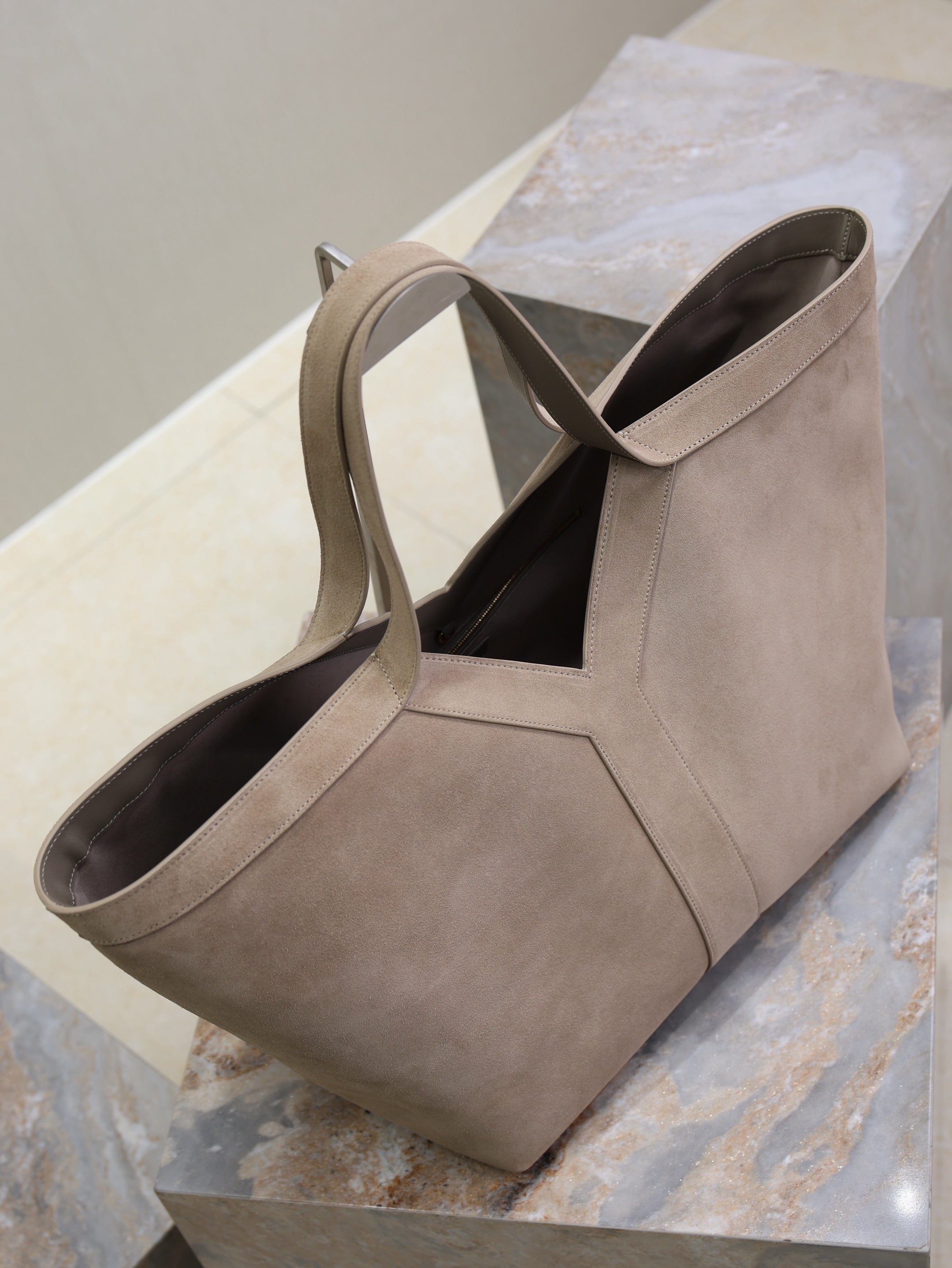 SAINT LAURENT YSL 25S Y MAXI TOTE 50 IN DRY GRAIN SUEDE GOLD HARDWRE