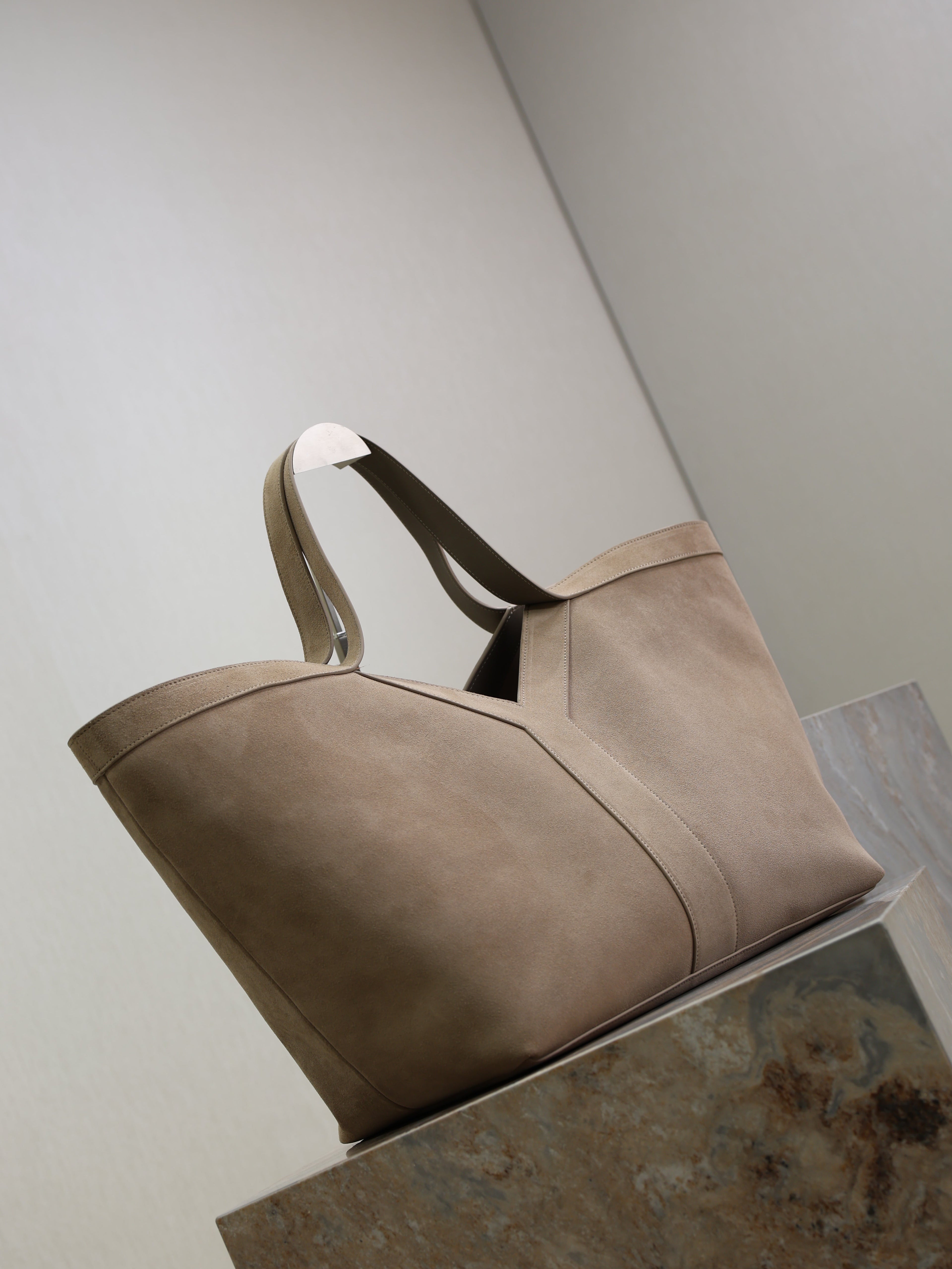 SAINT LAURENT YSL 25S Y MAXI TOTE 50 IN DRY GRAIN SUEDE GOLD HARDWARE
