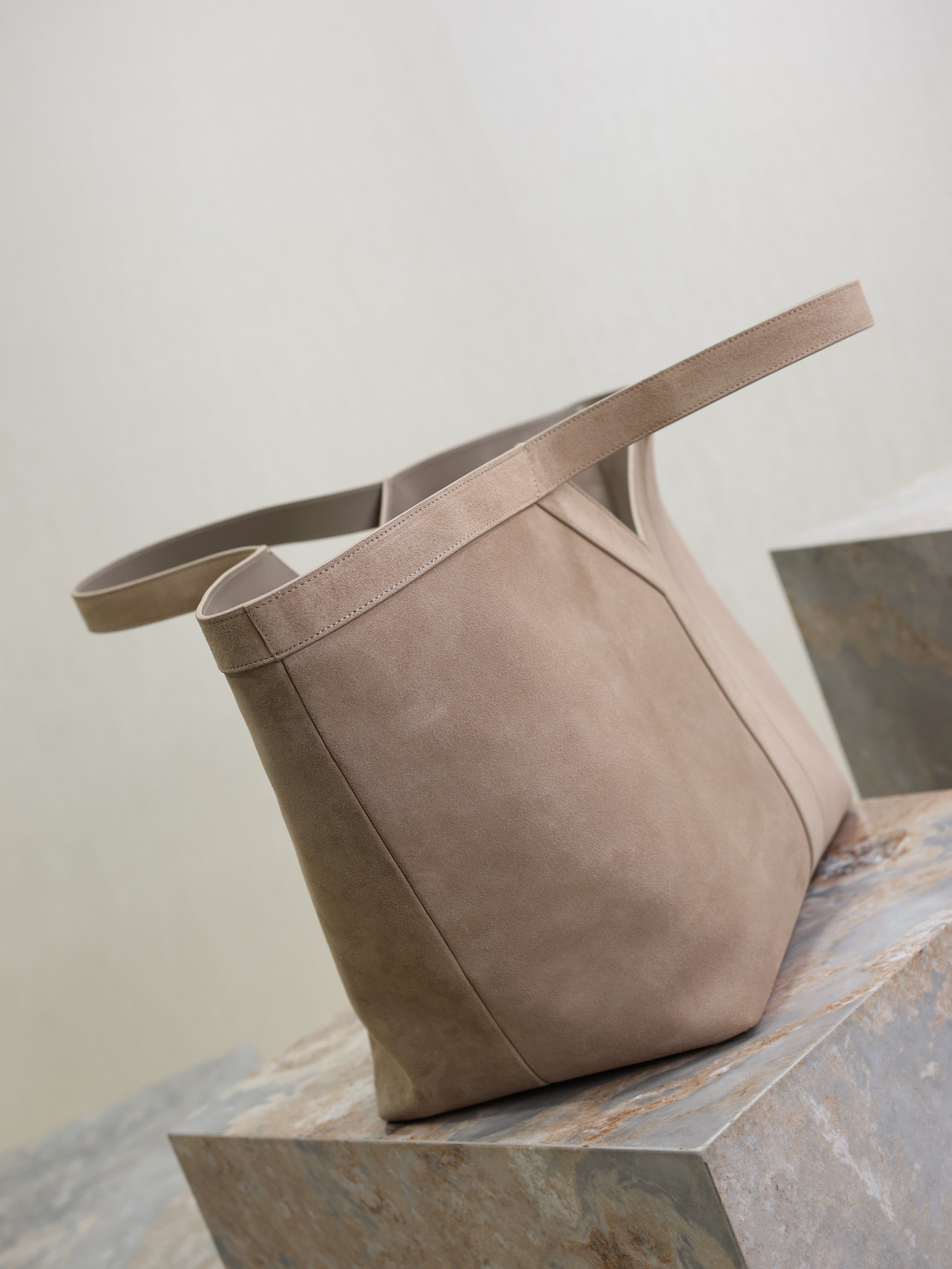 SAINT LAURENT YSL 25S Y MAXI TOTE 50 IN DRY GRAIN SUEDE GOLD HARDWARE