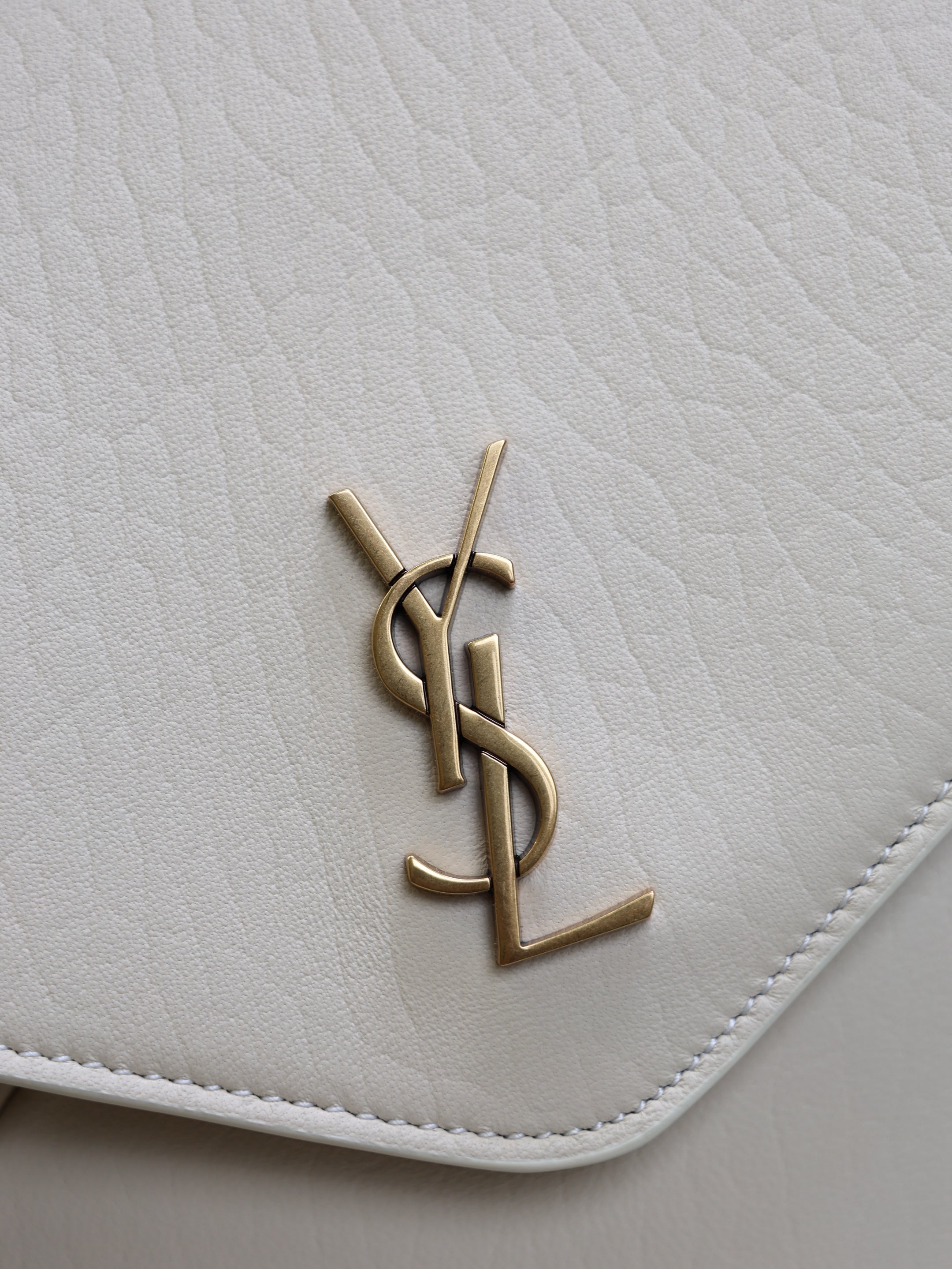 SAINT LAURENT YSL 25S CASSANDRE ENVELOPE MESSENGER 35 IN BLANC VINTAGE LAMBSKIN GOLD HARDWARE