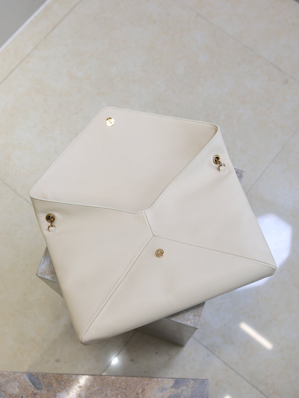 SAINT LAURENT YSL 25S CASSANDRE ENVELOPE MESSENGER 35 IN BLANC VINTAGE LAMBSKIN GOLD HARDWRE