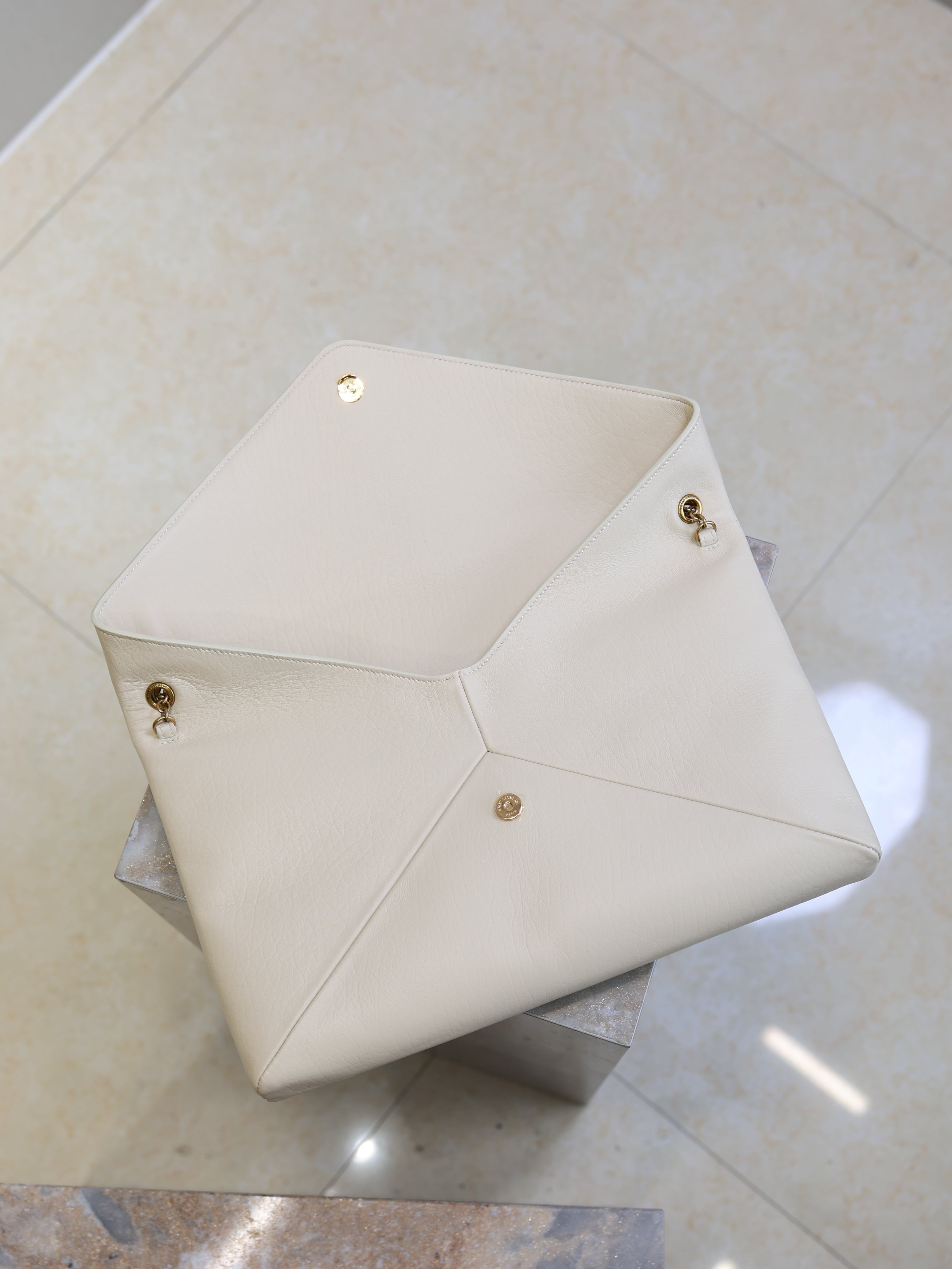 SAINT LAURENT YSL 25S CASSANDRE ENVELOPE MESSENGER 35 IN BLANC VINTAGE LAMBSKIN GOLD HARDWRE
