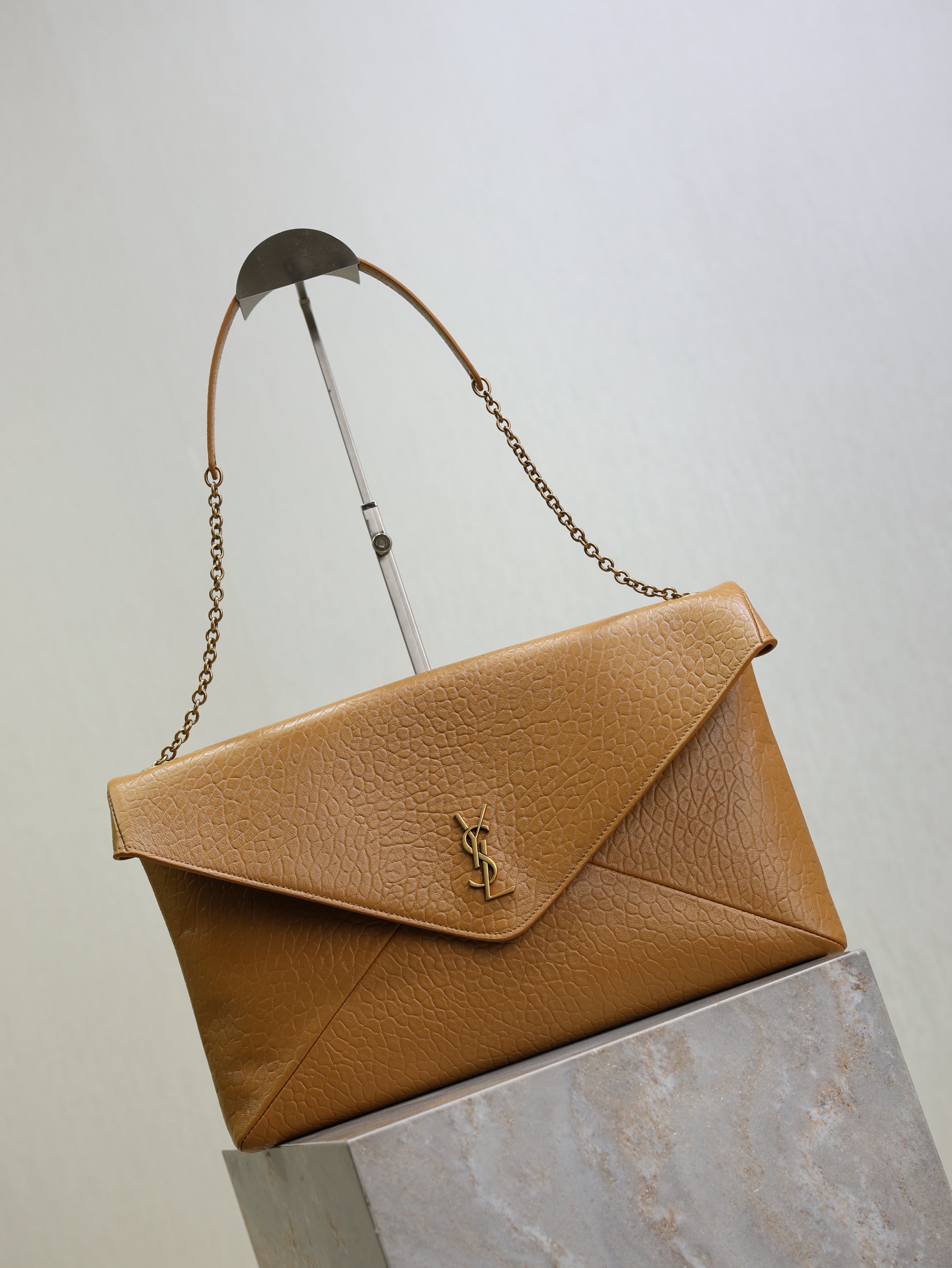 SAINT LAURENT YSL 25S CASSANDRE ENVELOPE MESSENGER 35 IN GOLDEN BROWN LAMBSKIN GOLD HARDWARE