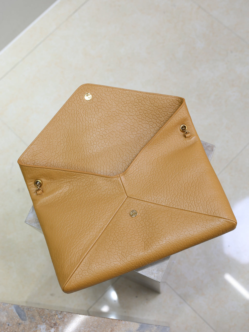 SAINT LAURENT YSL 25S CASSANDRE ENVELOPE MESSENGER 35 IN GOLDEN BROWN LAMBSKIN GOLD HARDWARE
