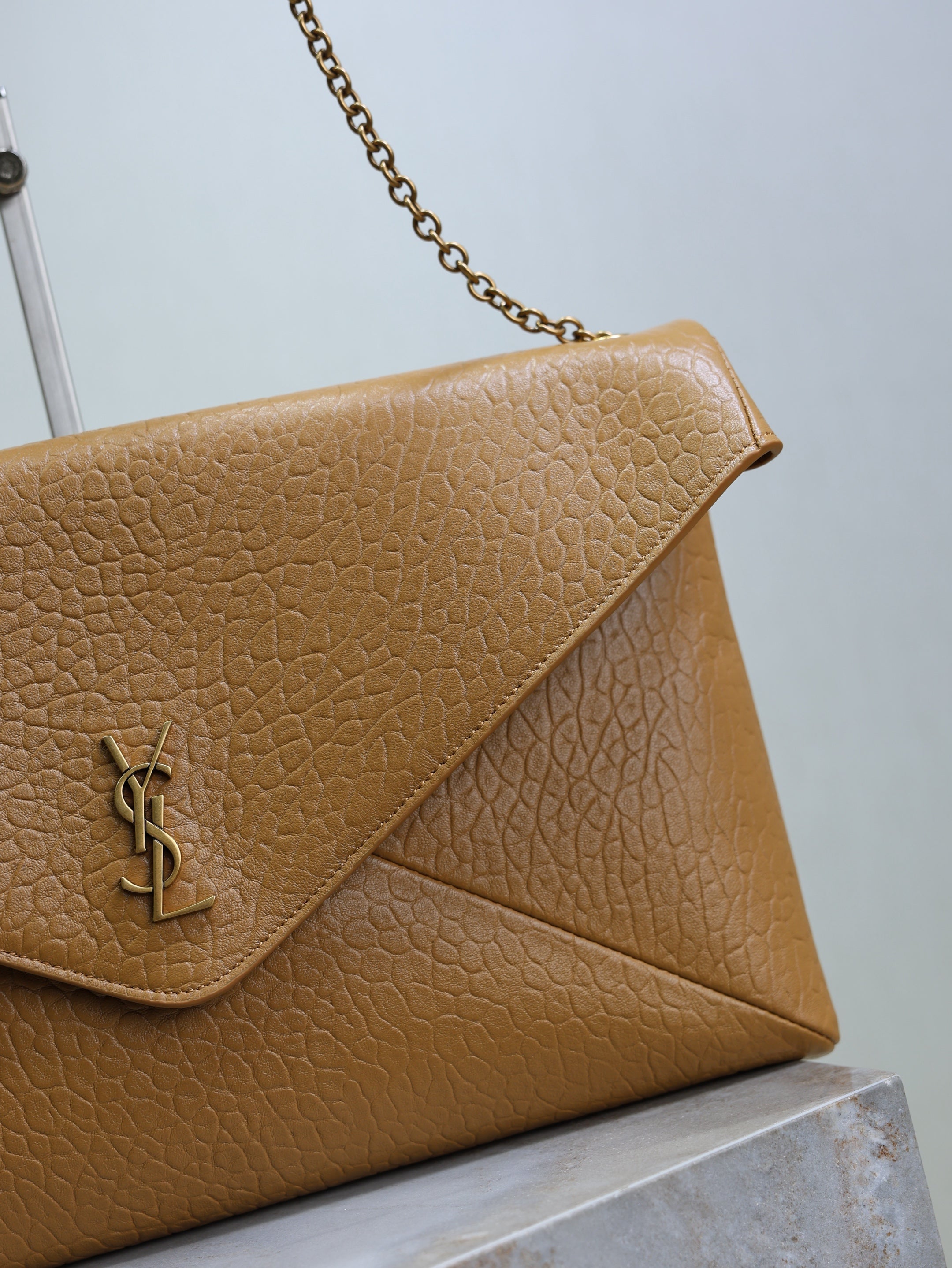 SAINT LAURENT YSL 25S CASSANDRE ENVELOPE MESSENGER 35 IN GOLDEN BROWN LAMBSKIN GOLD HARDWRE