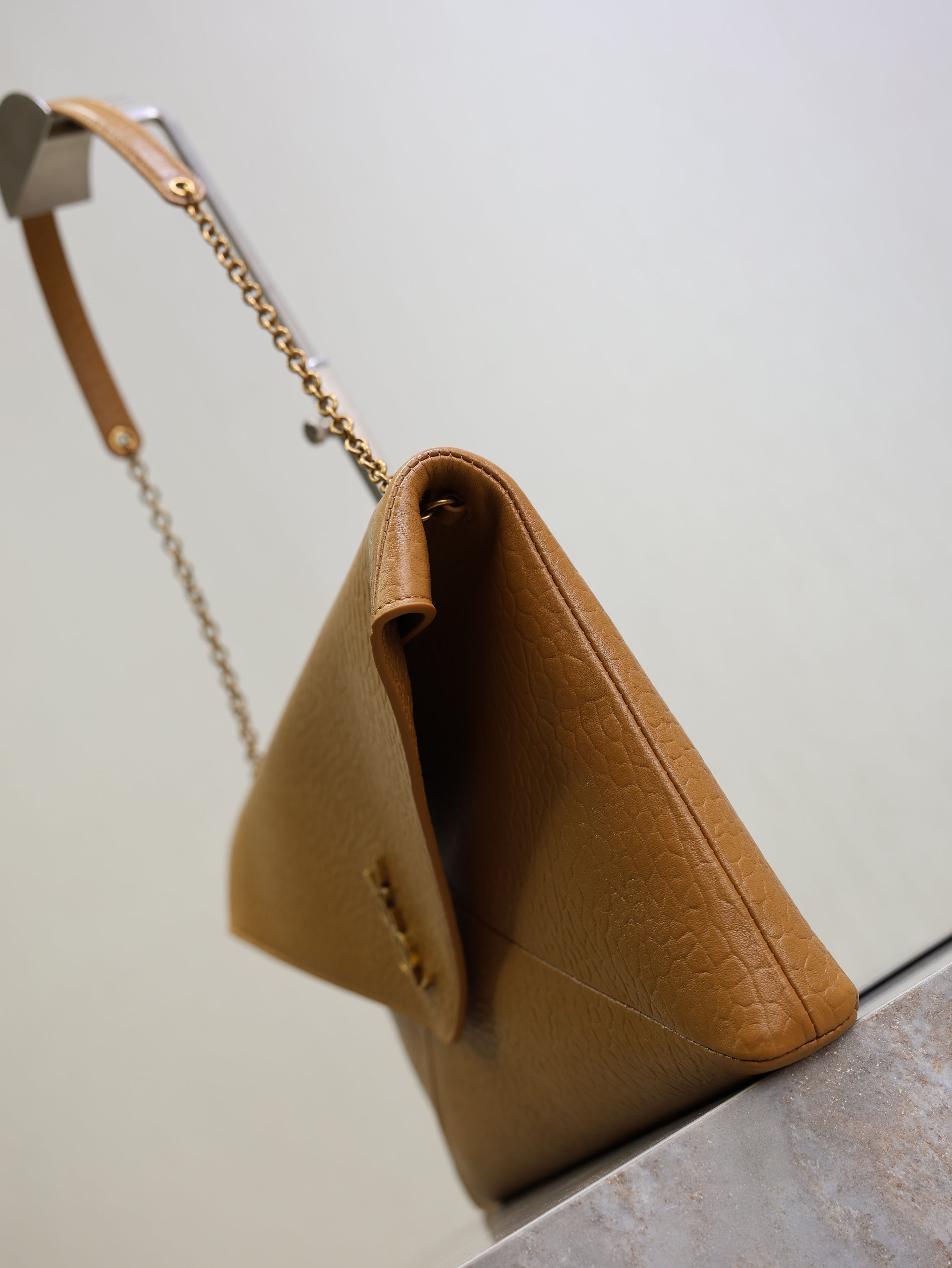 SAINT LAURENT YSL 25S CASSANDRE ENVELOPE MESSENGER 35 IN GOLDEN BROWN LAMBSKIN GOLD HARDWARE