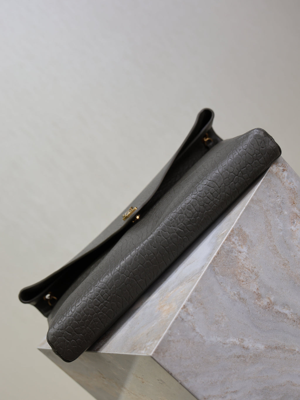 SAINT LAURENT YSL 25S CASSANDRE ENVELOPE MESSENGER 35 IN LIGHT MUSK LAMBSKIN GOLD HARDWARE
