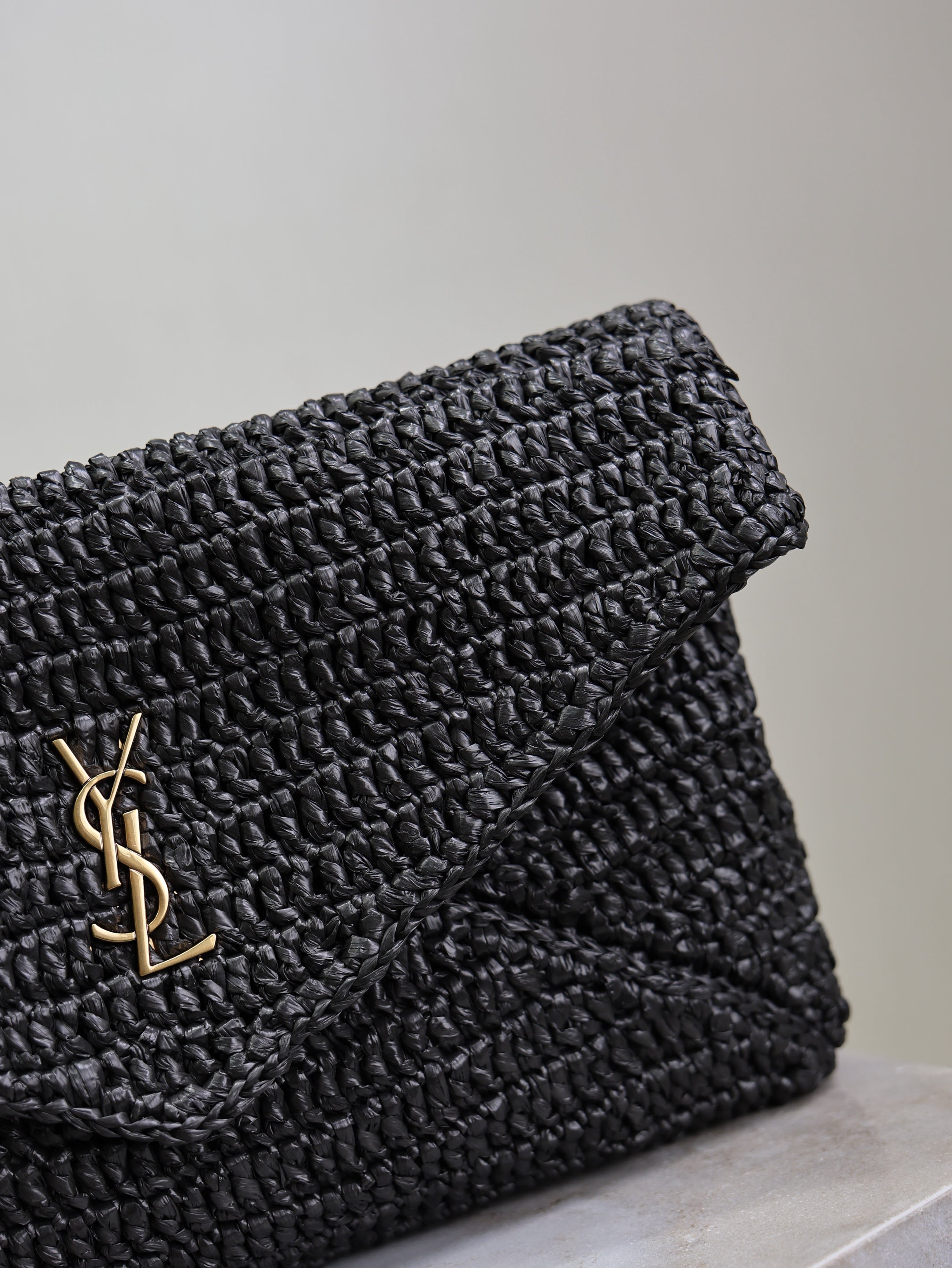 SAINT LAURENT YSL 25S CASSANDRE LARGE ENVELOPE POUCH 29 IN BLACK RAFFIA GOLD HARDWARE