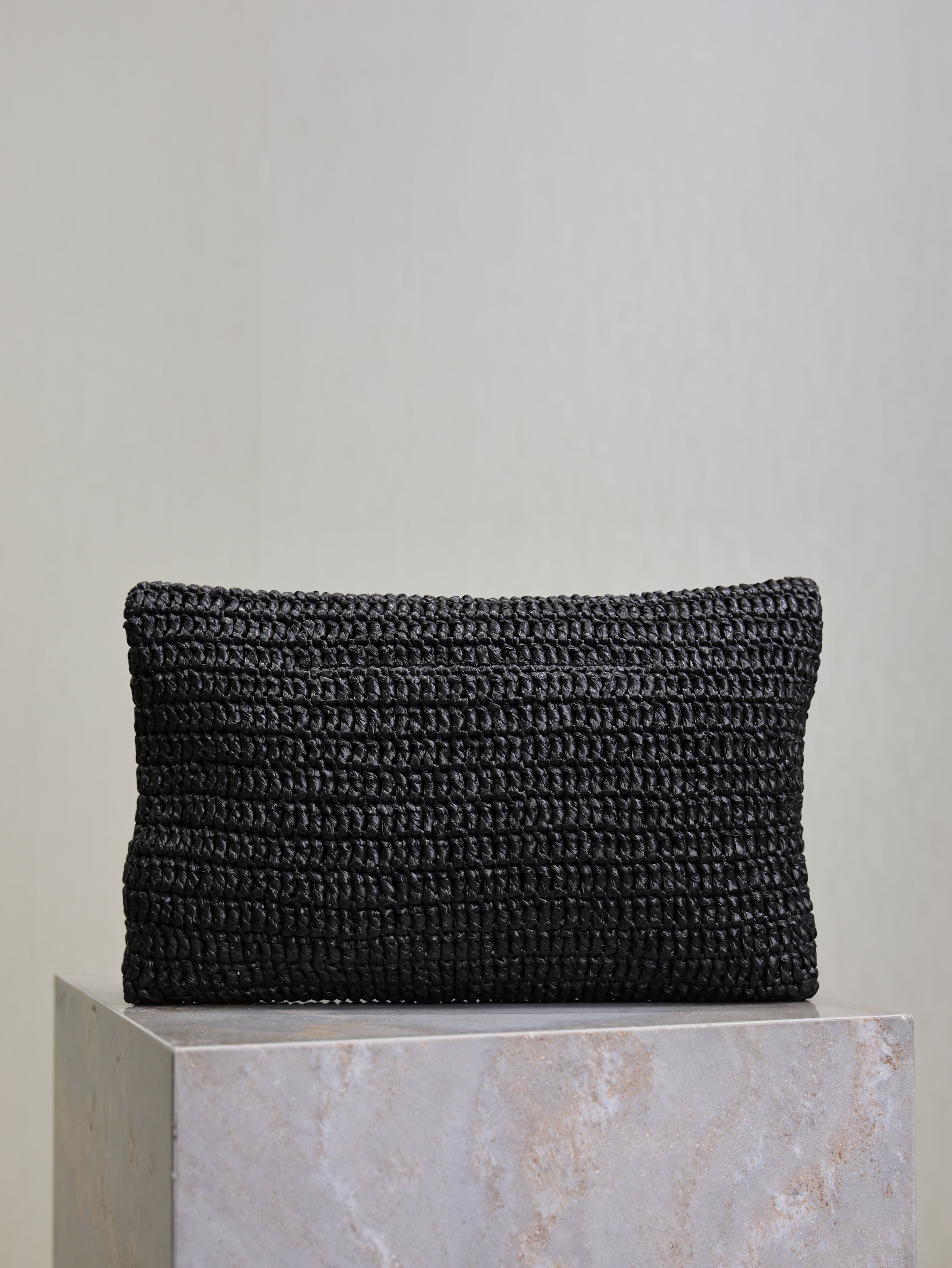 SAINT LAURENT YSL 25S CASSANDRE LARGE ENVELOPE POUCH 29 IN BLACK RAFFIA GOLD HARDWARE