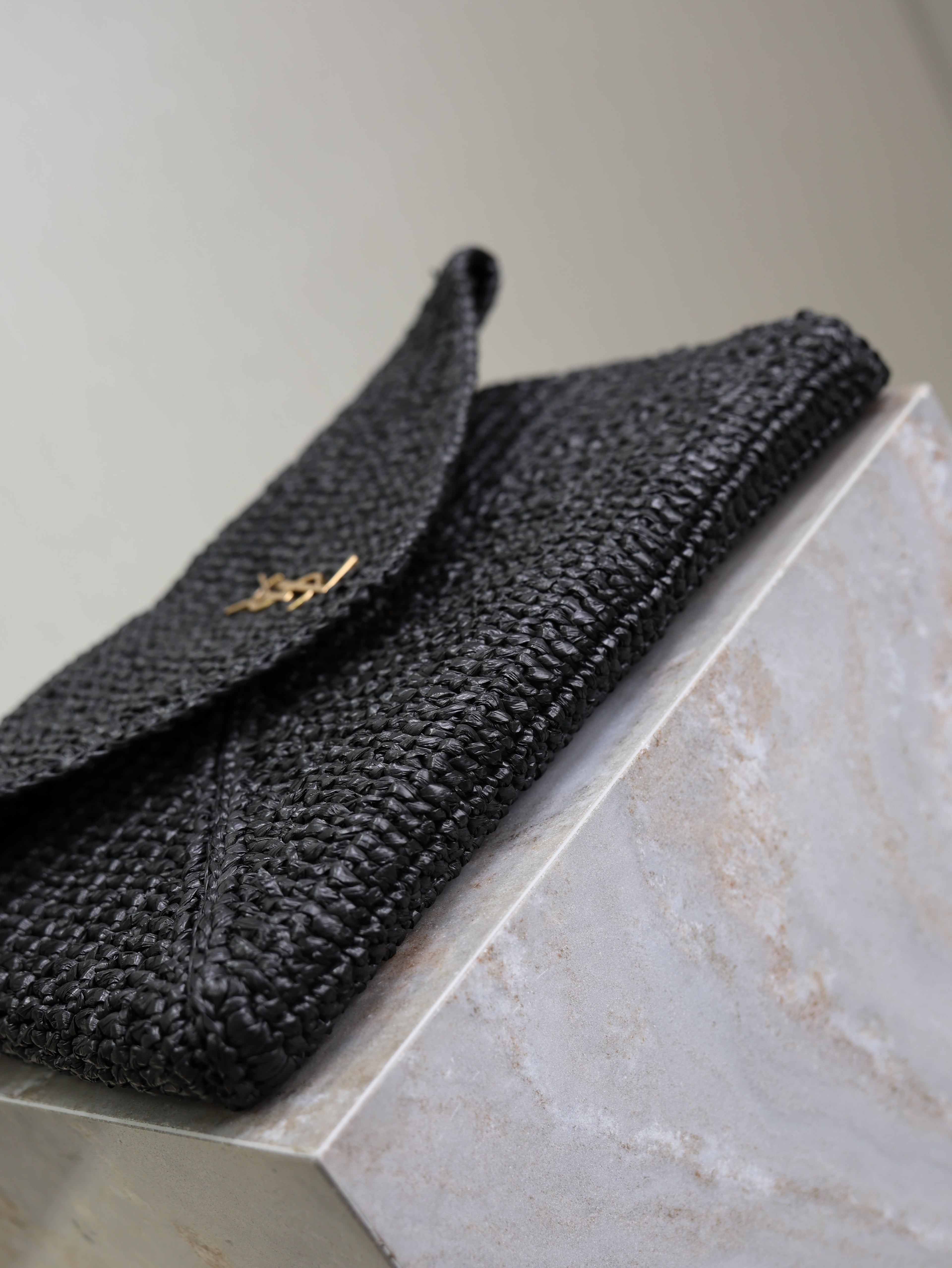 SAINT LAURENT YSL 25S CASSANDRE LARGE ENVELOPE POUCH 29 IN BLACK RAFFIA GOLD HARDWRE
