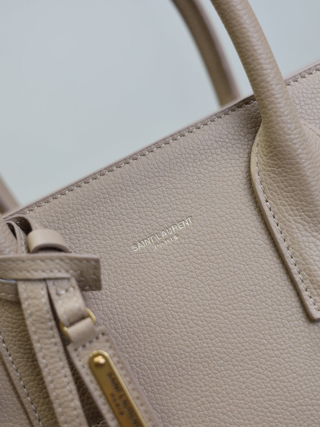 SAINT LAURENT YSL 25S SAC DE JOUR GM 32 IN DARK BEIGE SUPPLE GRAINED CALFSKIN