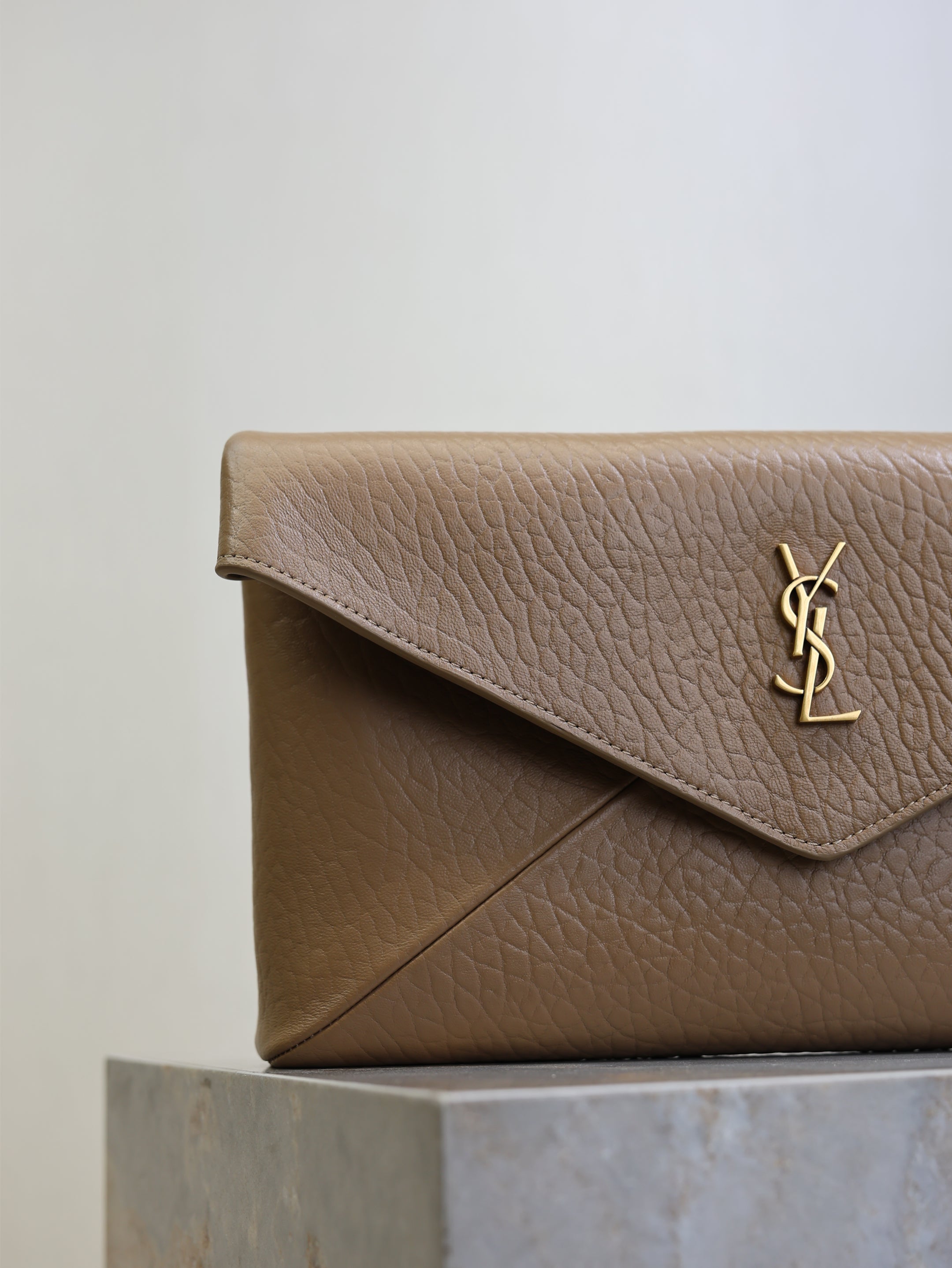 SAINT LAURENT YSL 25S CASSANDRE LARGE ENVELOPE POUCH 29 IN DARK TAUPE CALFSKIN GOLD HARDWRE