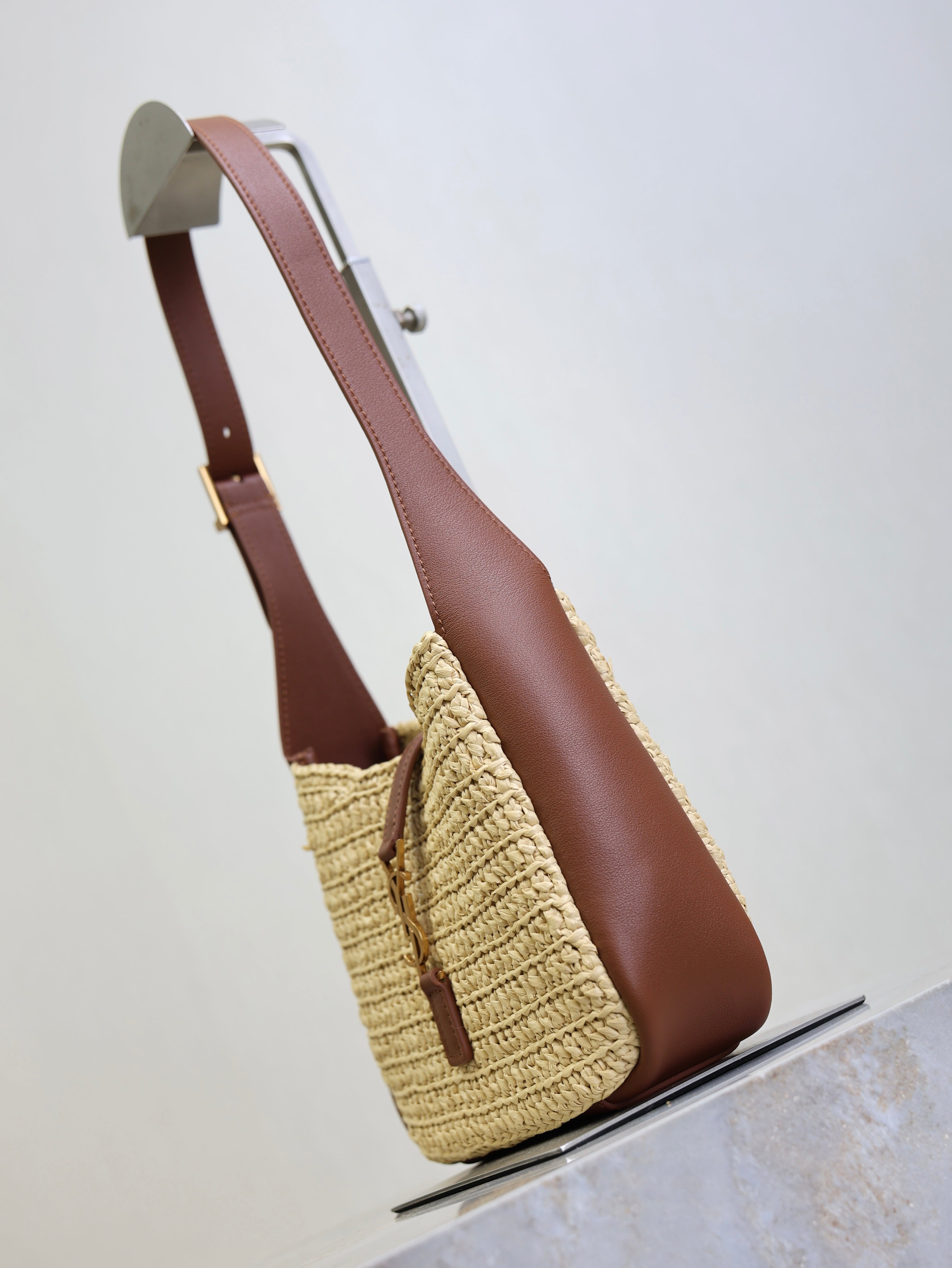 SAINT LAURENT YSL 25S LE 5 À 7 SUPPLE BABY 16 IN RAFFIA AND CALFSKIN GOLD HARDWRE