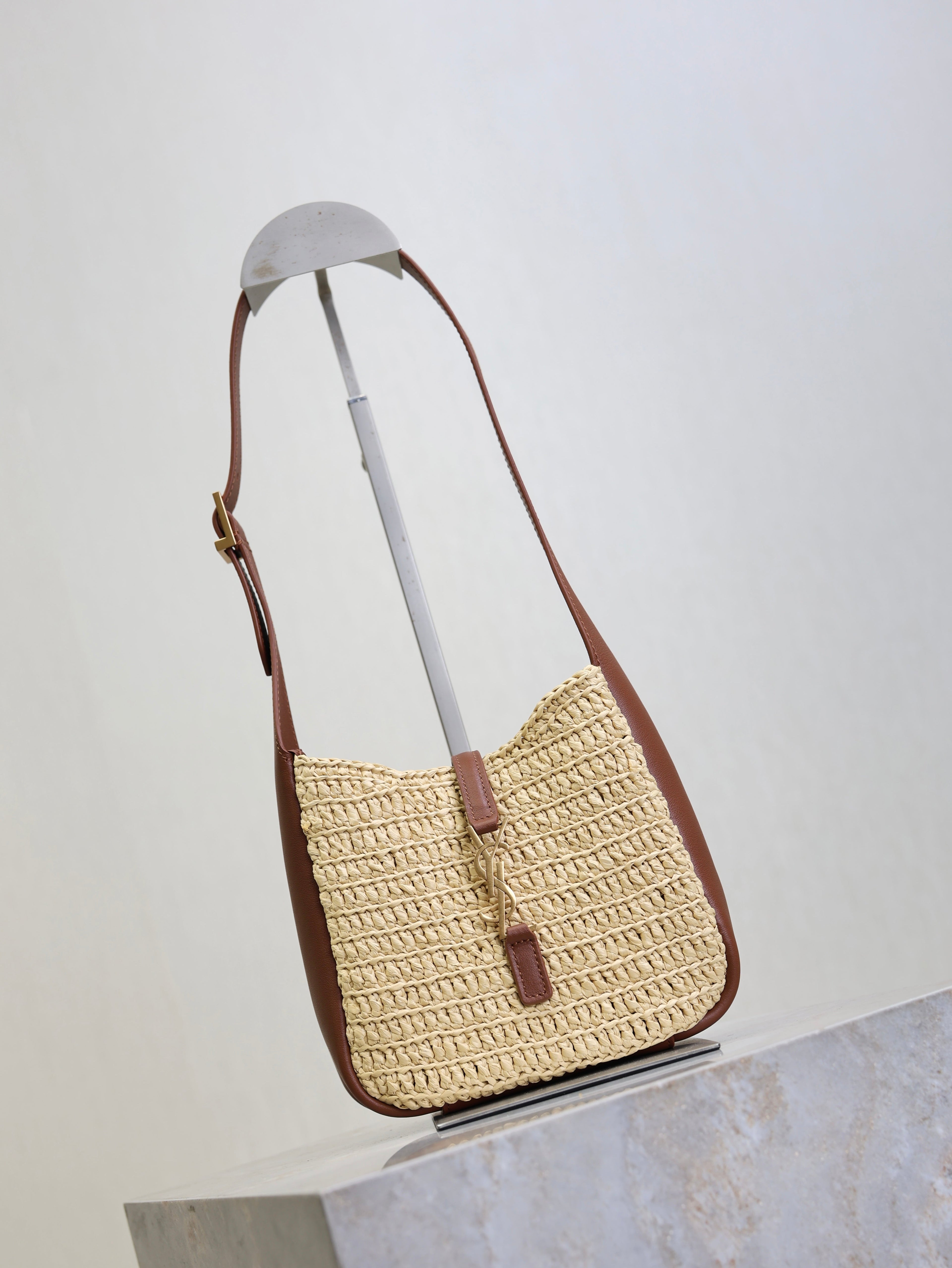 SAINT LAURENT YSL 25S LE 5 À 7 SUPPLE BABY 16 IN RAFFIA AND CALFSKIN GOLD HARDWARE