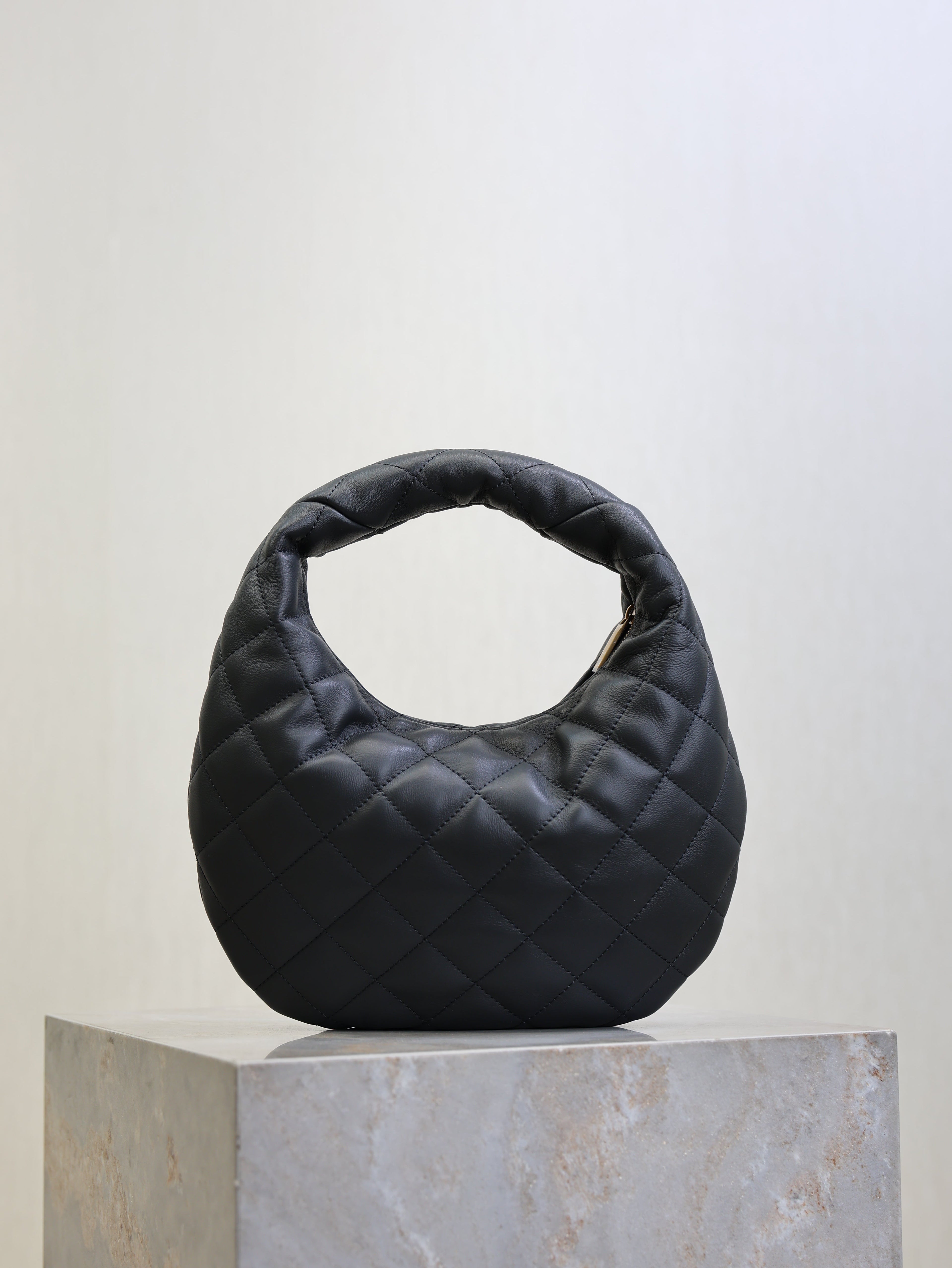 SAINT LAURENT YSL 25S ICARINO 17 IN BLACK QUILTED CALFSKIN GOLD HARDWARE