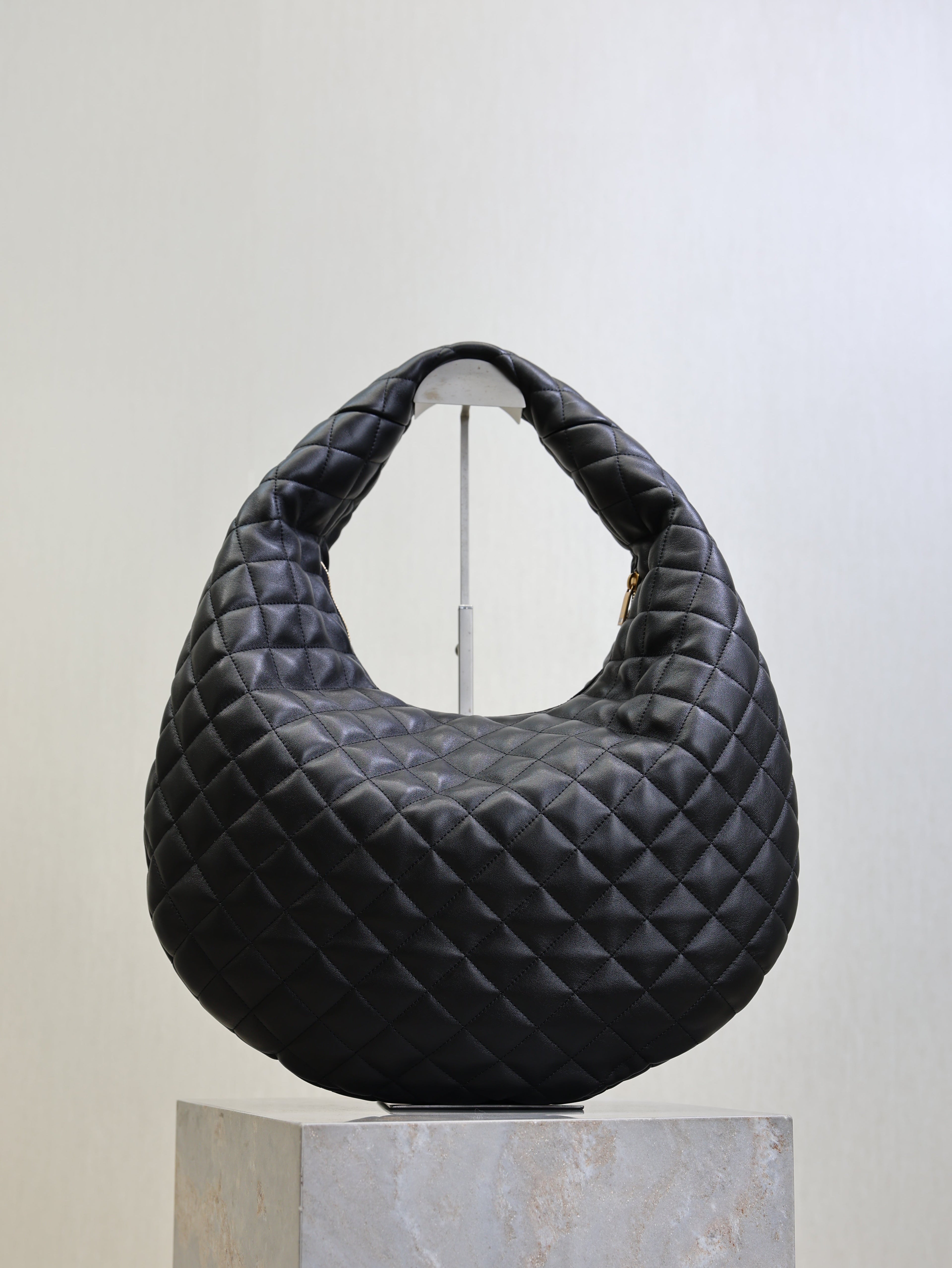 SAINT LAURENT YSL 25S ICARE HOBO 44 IN BLACK QUILTED CALFSKIN GOLD HARDWRE
