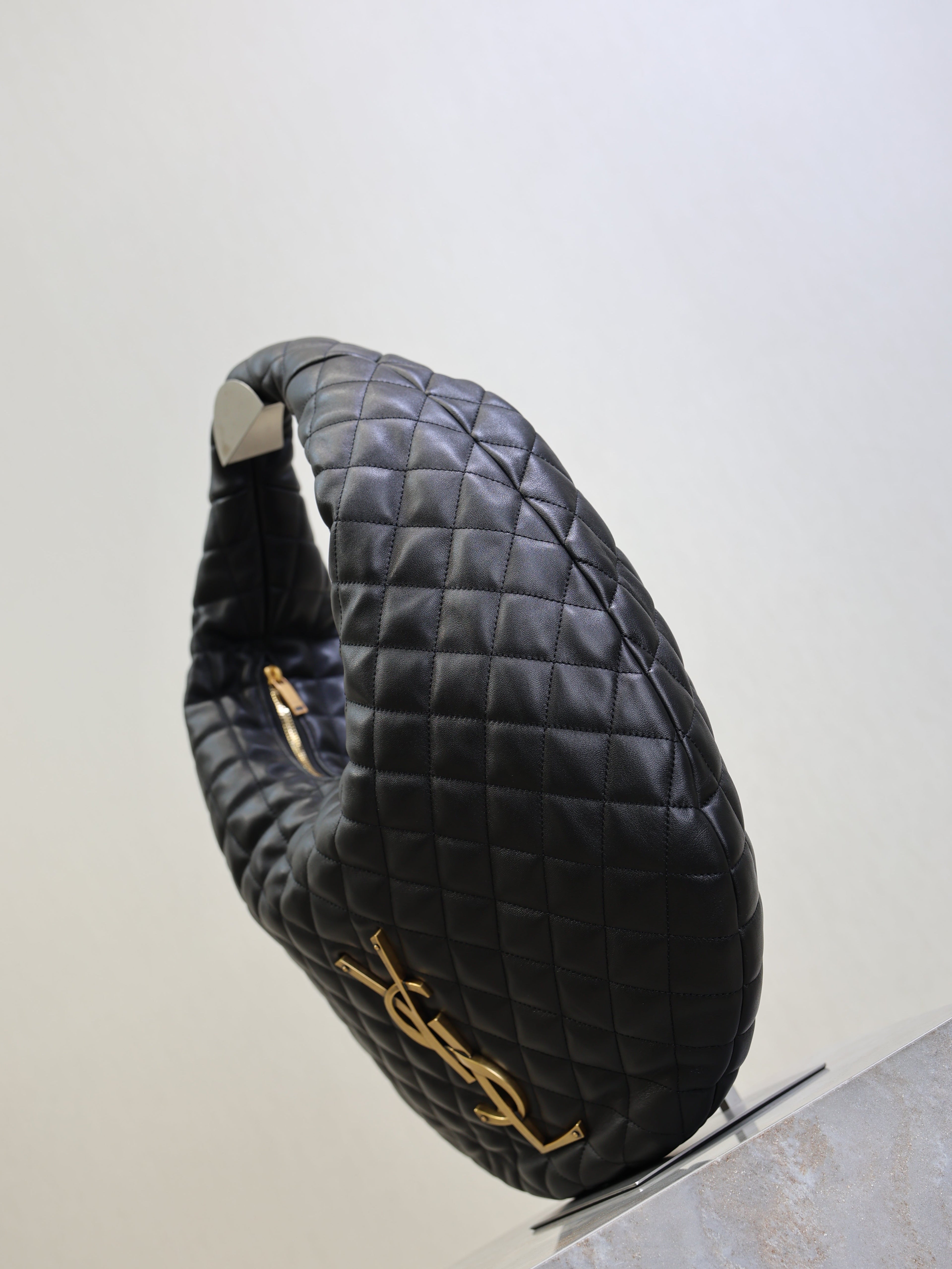 SAINT LAURENT YSL 25S ICARE HOBO 44 IN BLACK QUILTED CALFSKIN GOLD HARDWARE