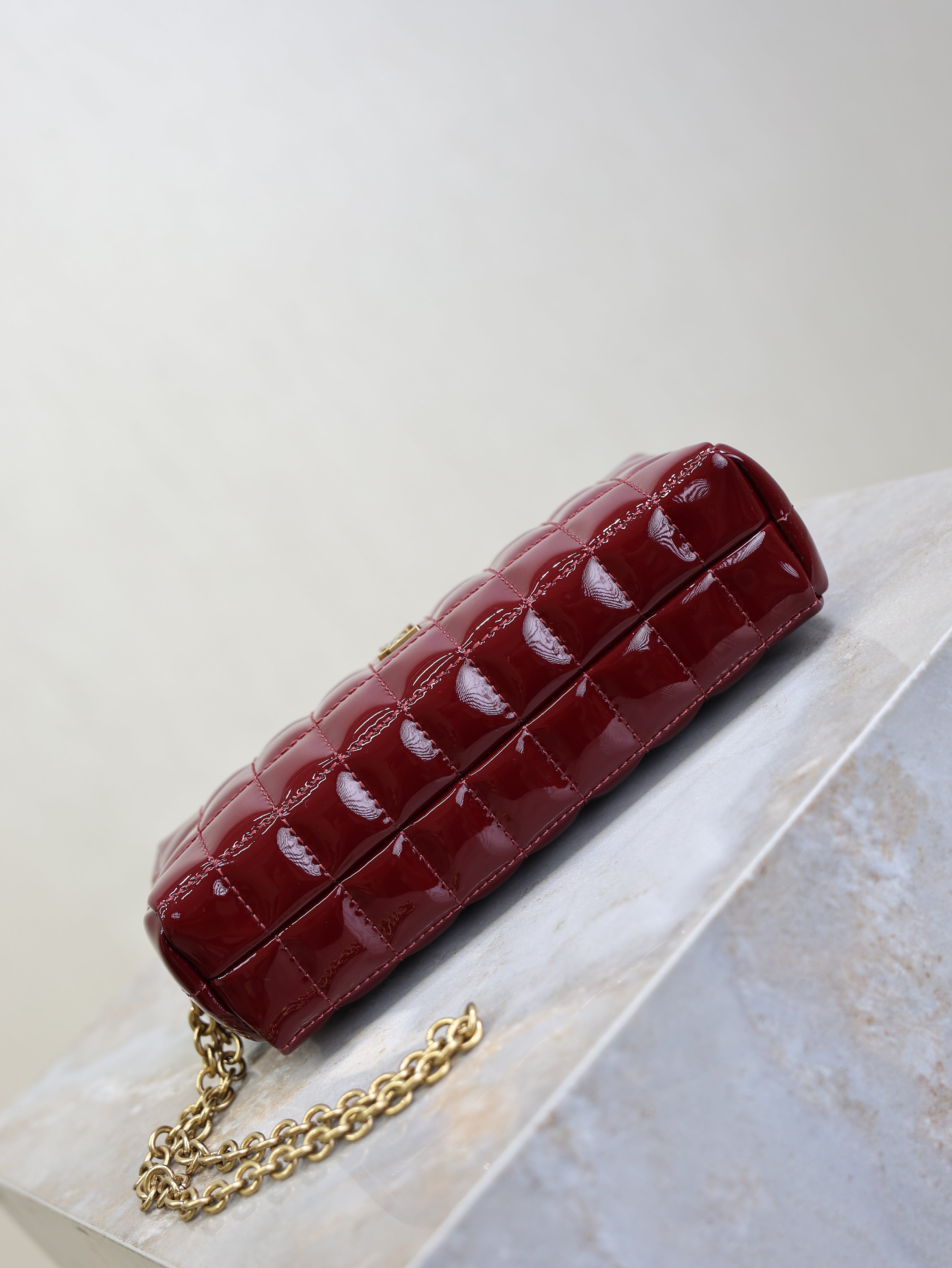 SAINT LAURENT YSL 25S CASSANDRE MATELASSÉ CARRÉ POUCH ON CHAIN 18 IN DARK RED WINE SHINY CALFSKIN
